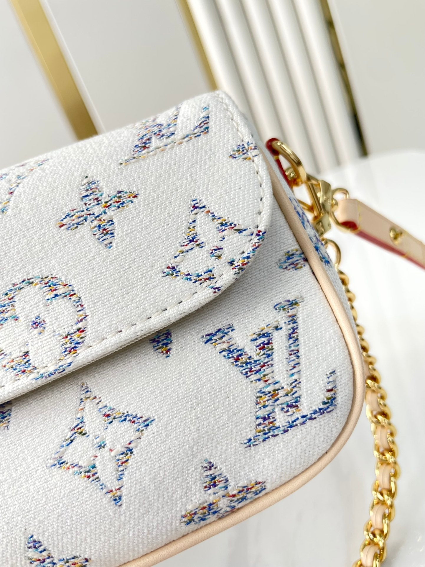 WALLET ON CHAIN IVY 23 IN WHITE MONOGRAM JACQUARD FABRIC GOLD HARDWARE