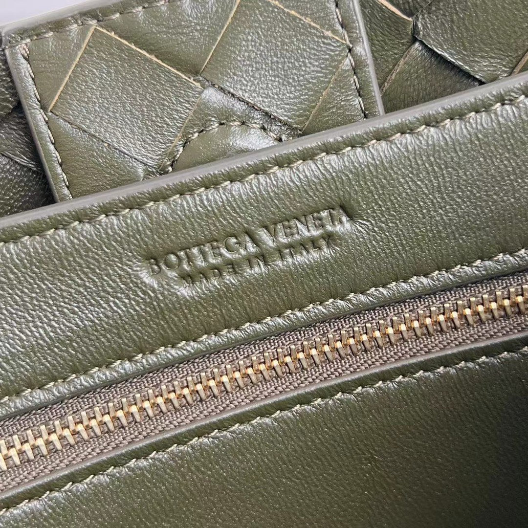 bv medium andiamo 32 khaki green lambskin