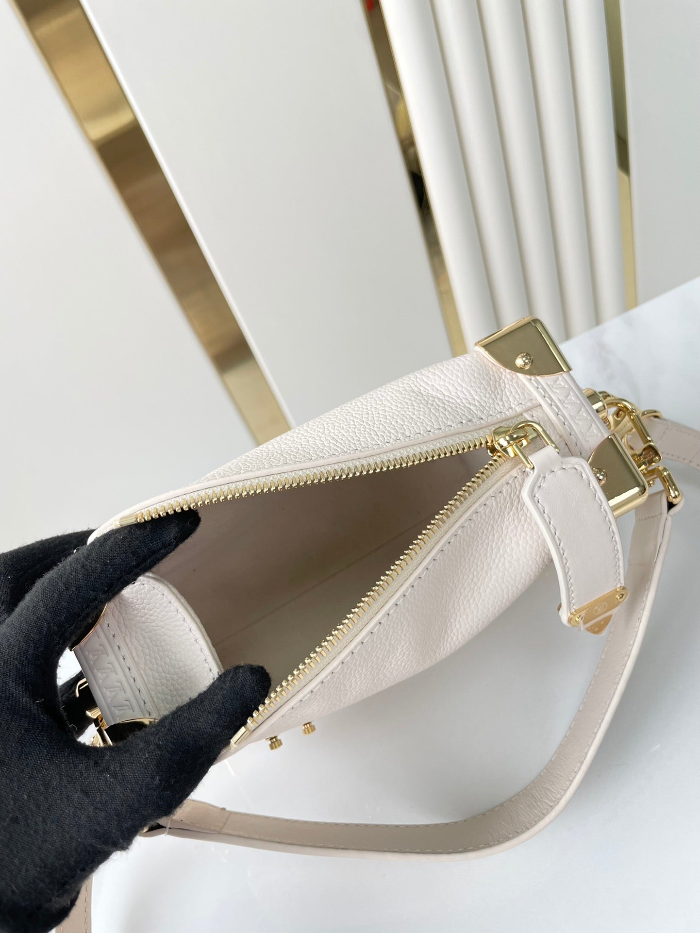 SIDE TRUNK MINI 18 IN WHITE CALFSKIN GOLD HARDWARE