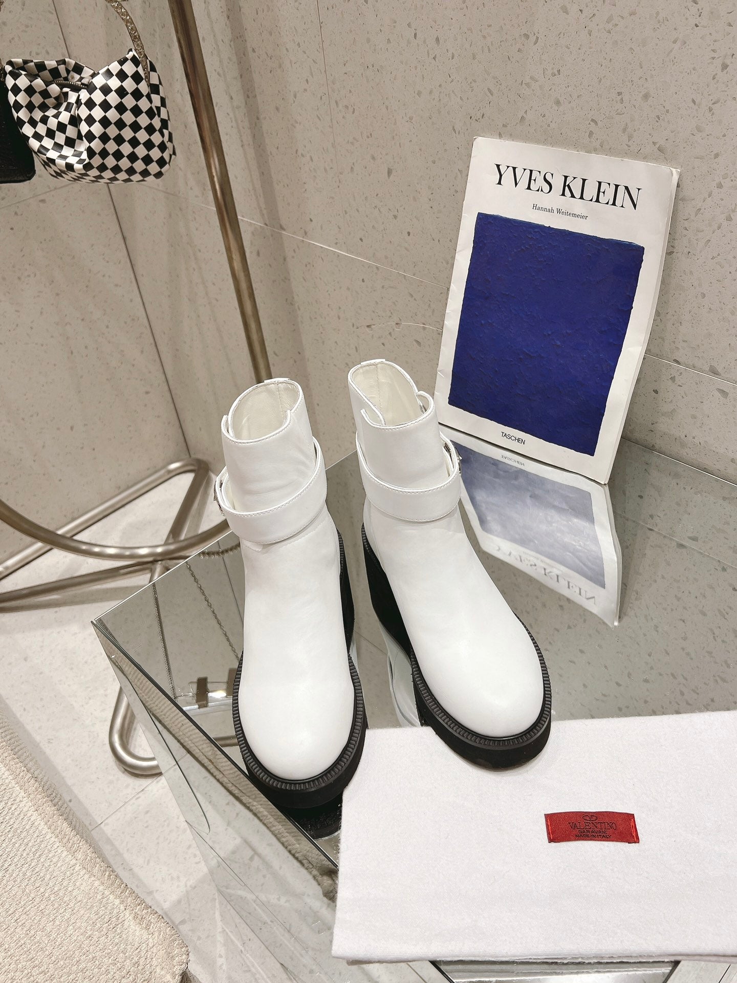 VLOGO LOCKER WHITE CALFSKIN ANKLE BOOT 40MM