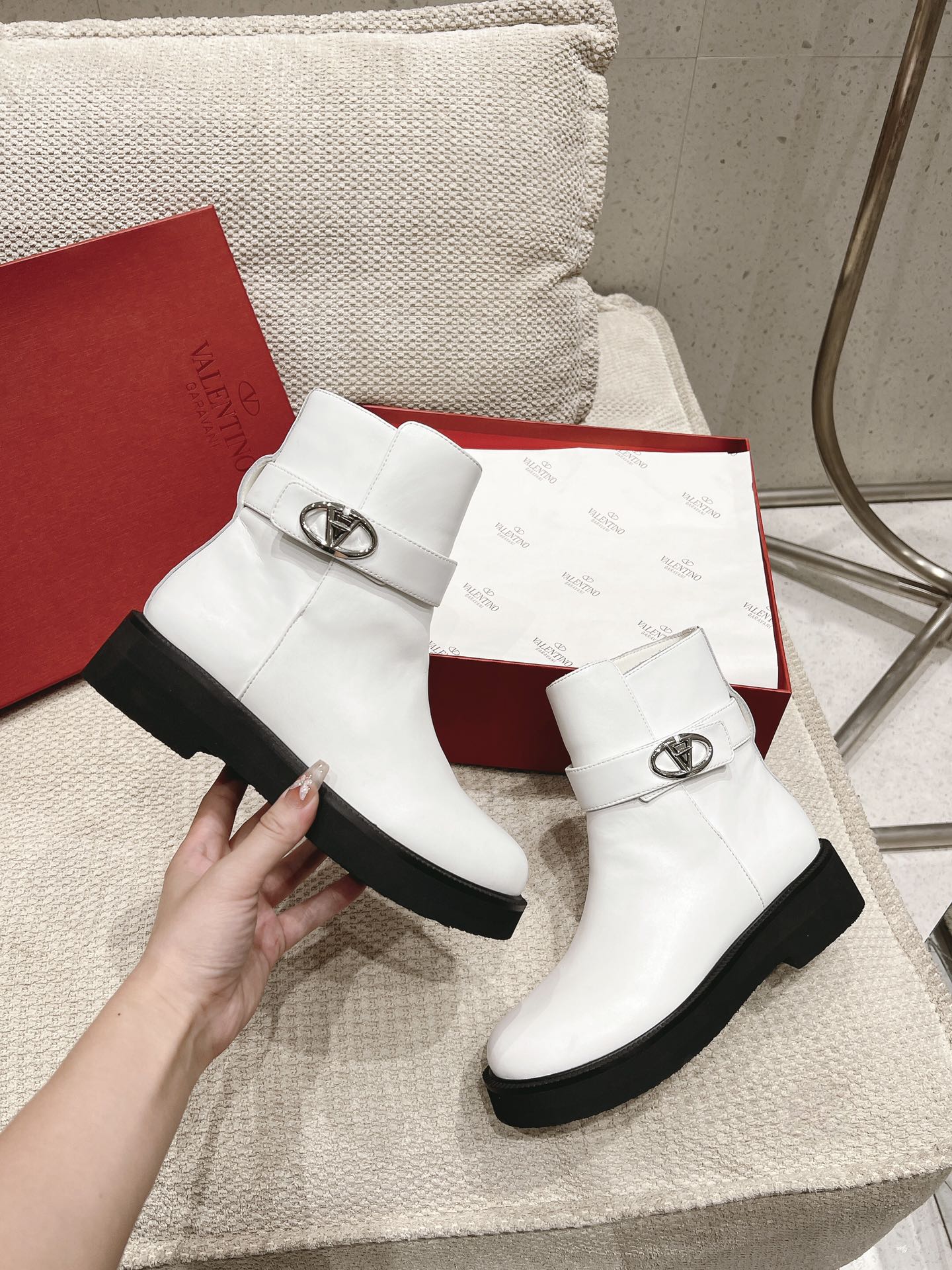 VLOGO LOCKER WHITE CALFSKIN ANKLE BOOT 40MM