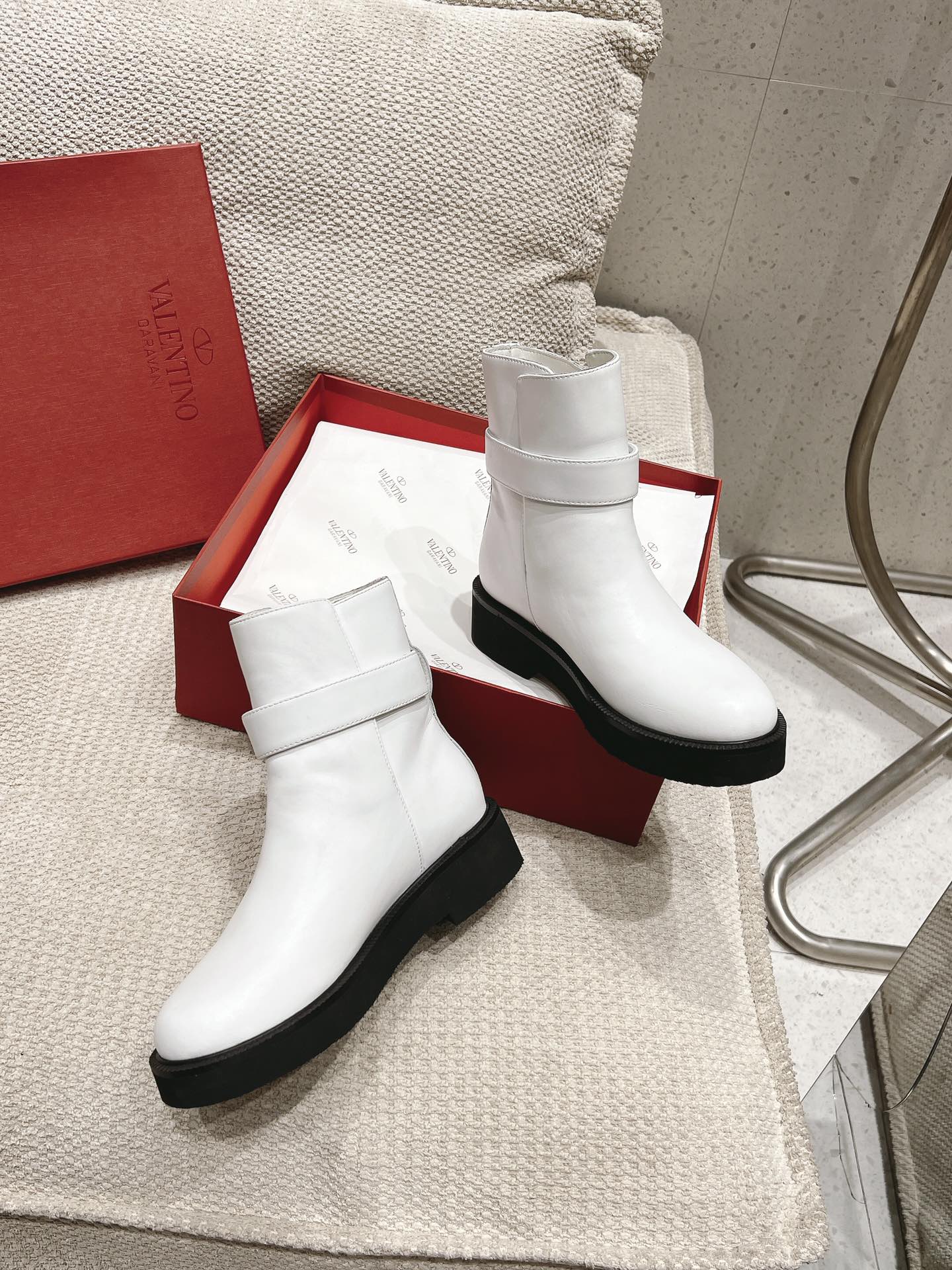 VLOGO LOCKER WHITE CALFSKIN ANKLE BOOT 40MM