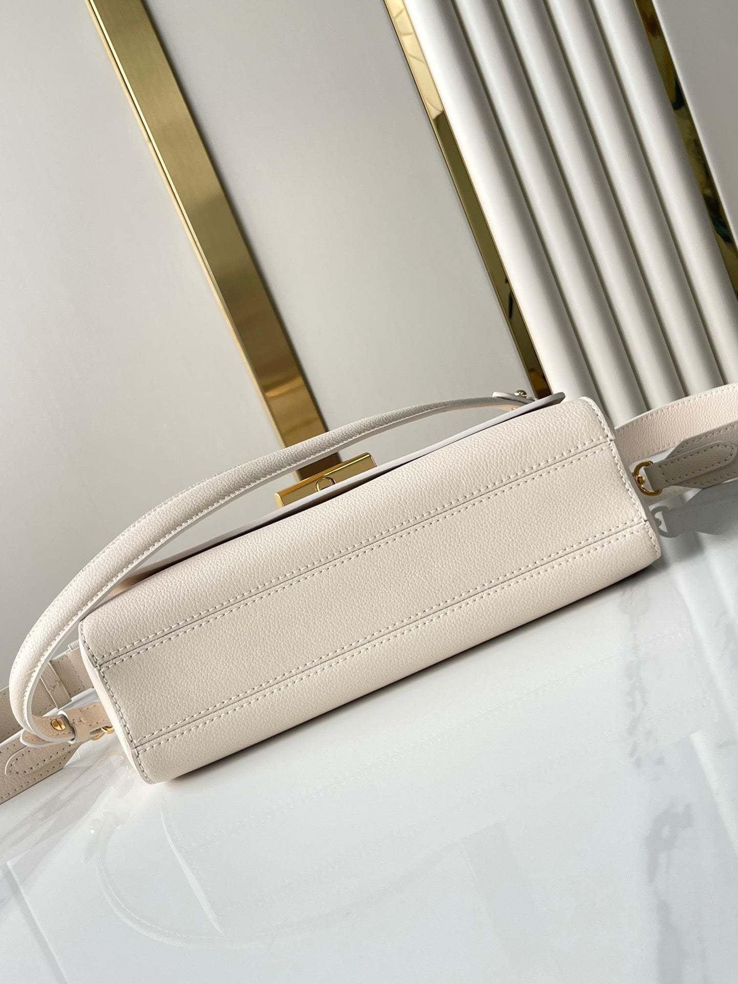 SOFT TWIST 27 IN WHITE CALFSKIN GOLD LOGO