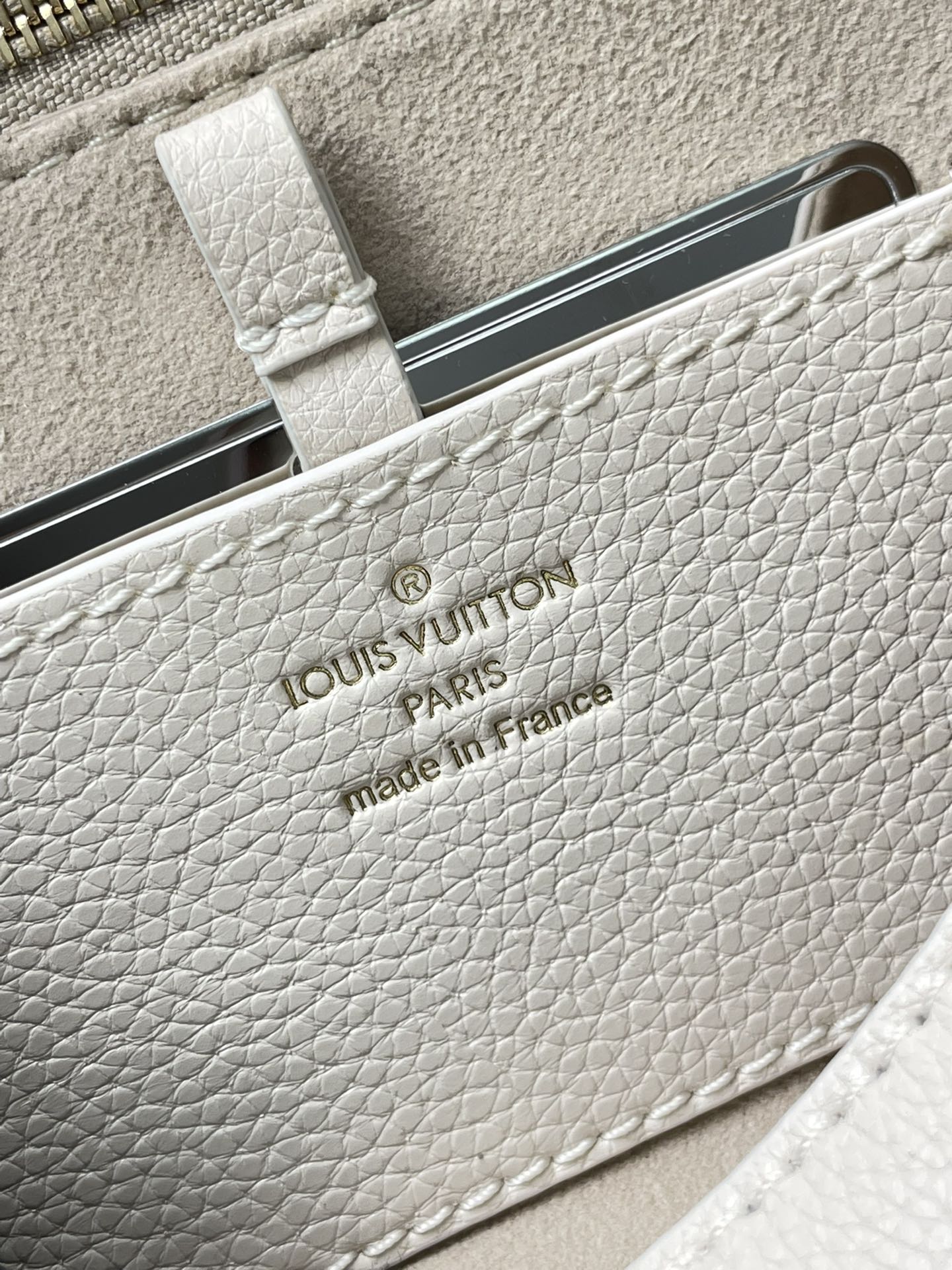 SOFT TWIST 27 IN WHITE CALFSKIN GOLD LOGO