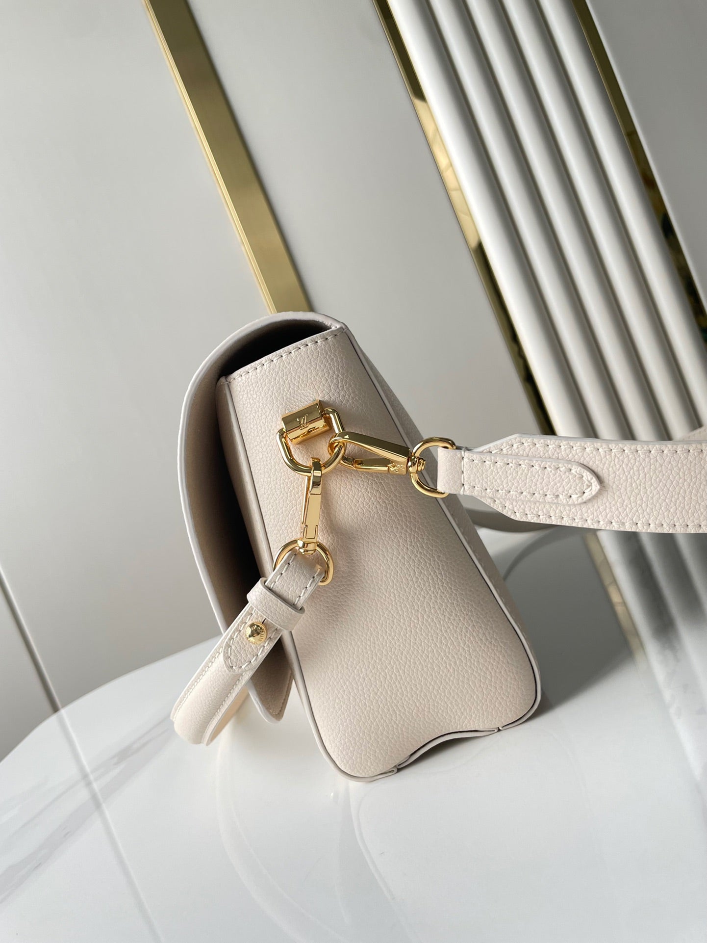 SOFT TWIST 27 IN WHITE CALFSKIN GOLD LOGO