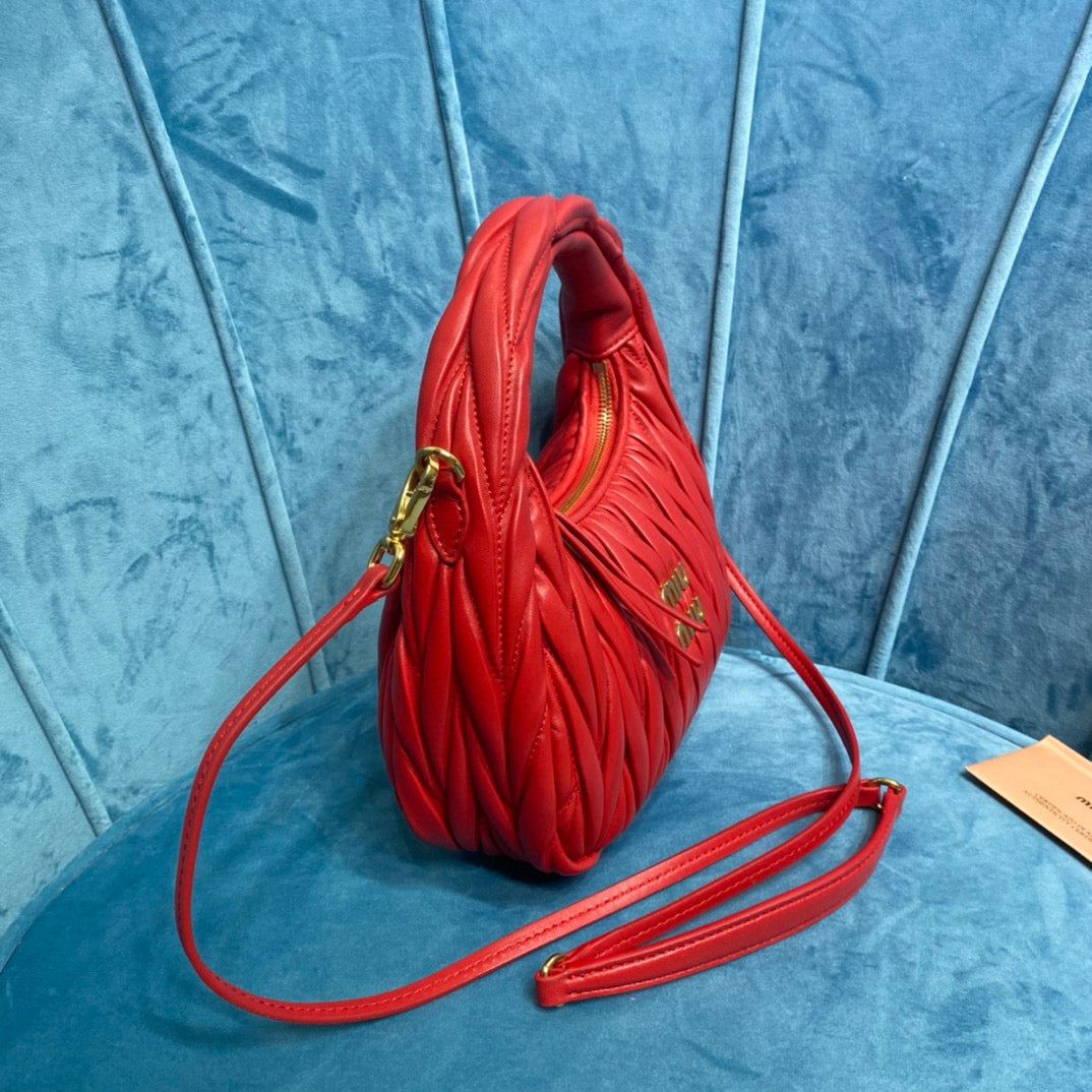 miu wander hobo medium 23cm red metalasse lambskin