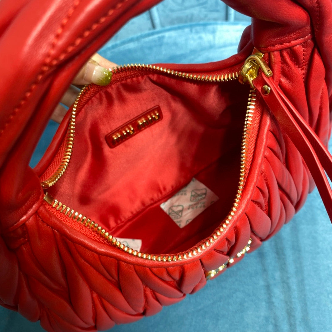 miu wander hobo medium 23cm red metalasse lambskin