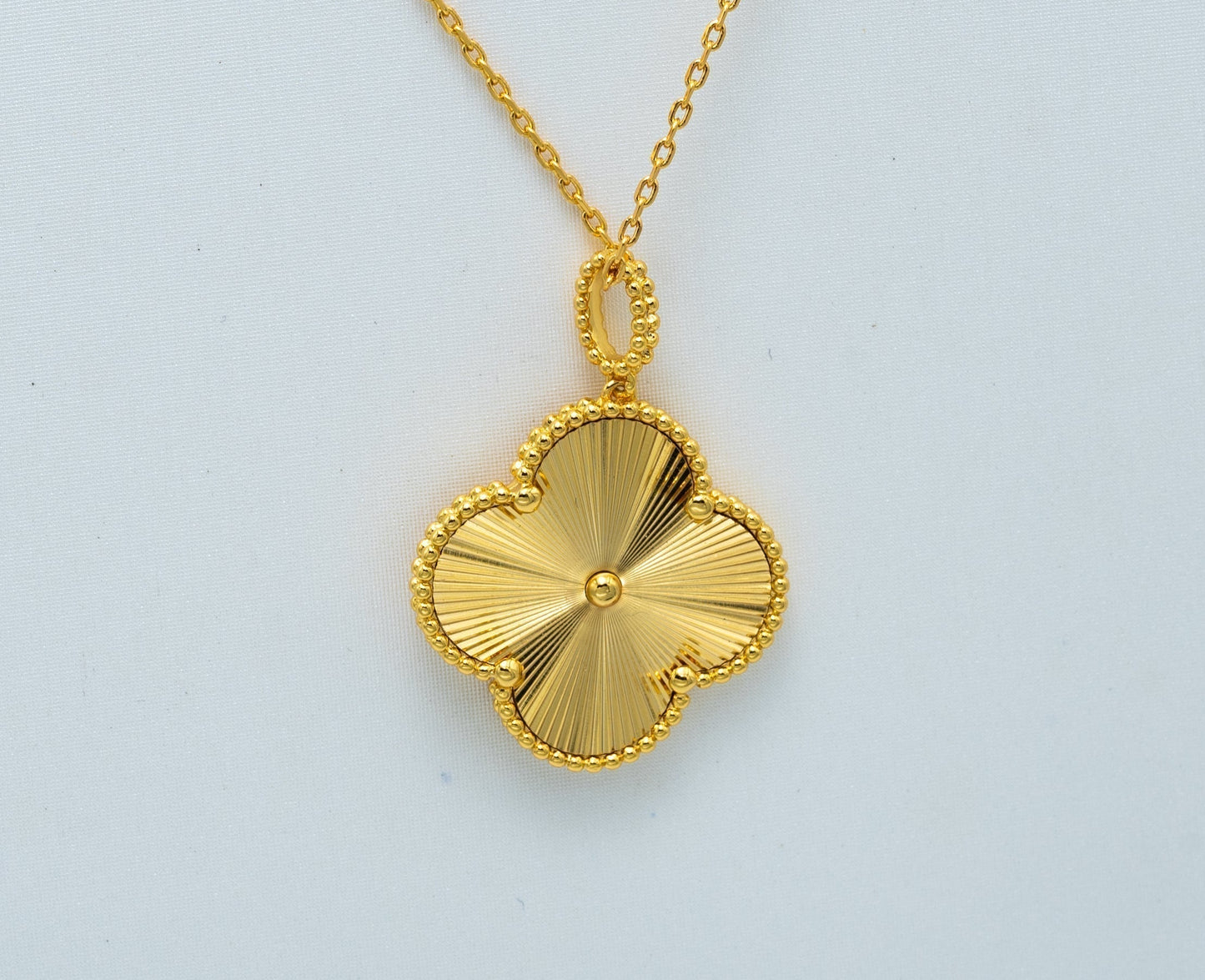 VINTAGE CLOVER PEDANT NECKLACE GOLD