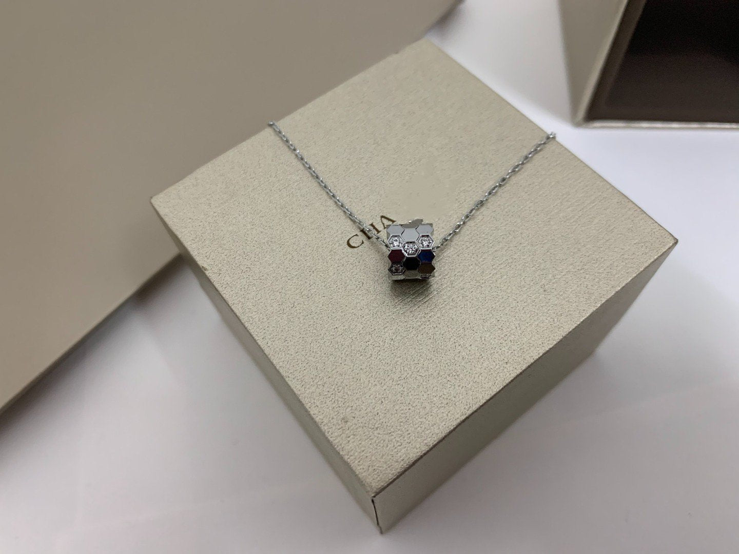 BEE LOVE DIAMOND NECKLACE