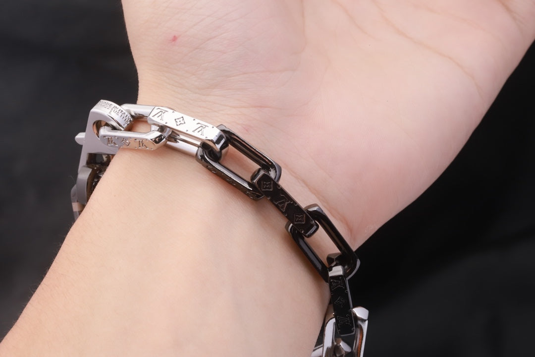 MONOGRAM CHAIN BRACELET BLACK WHITE