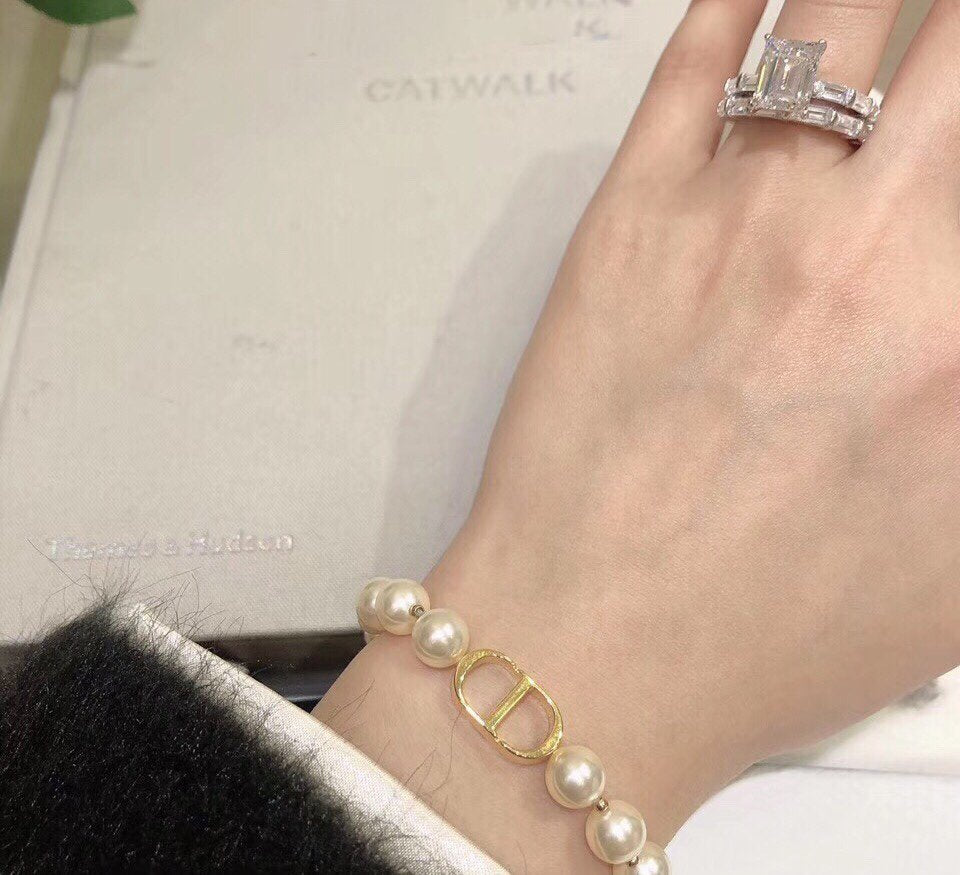 THE CD LETTER SIMPLE PEARL BRACELET