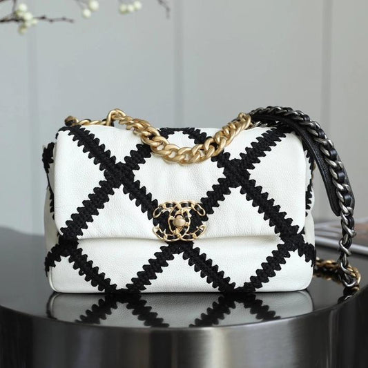 19 FLAP BAG 26 WHITE BLACK CALFSKIN