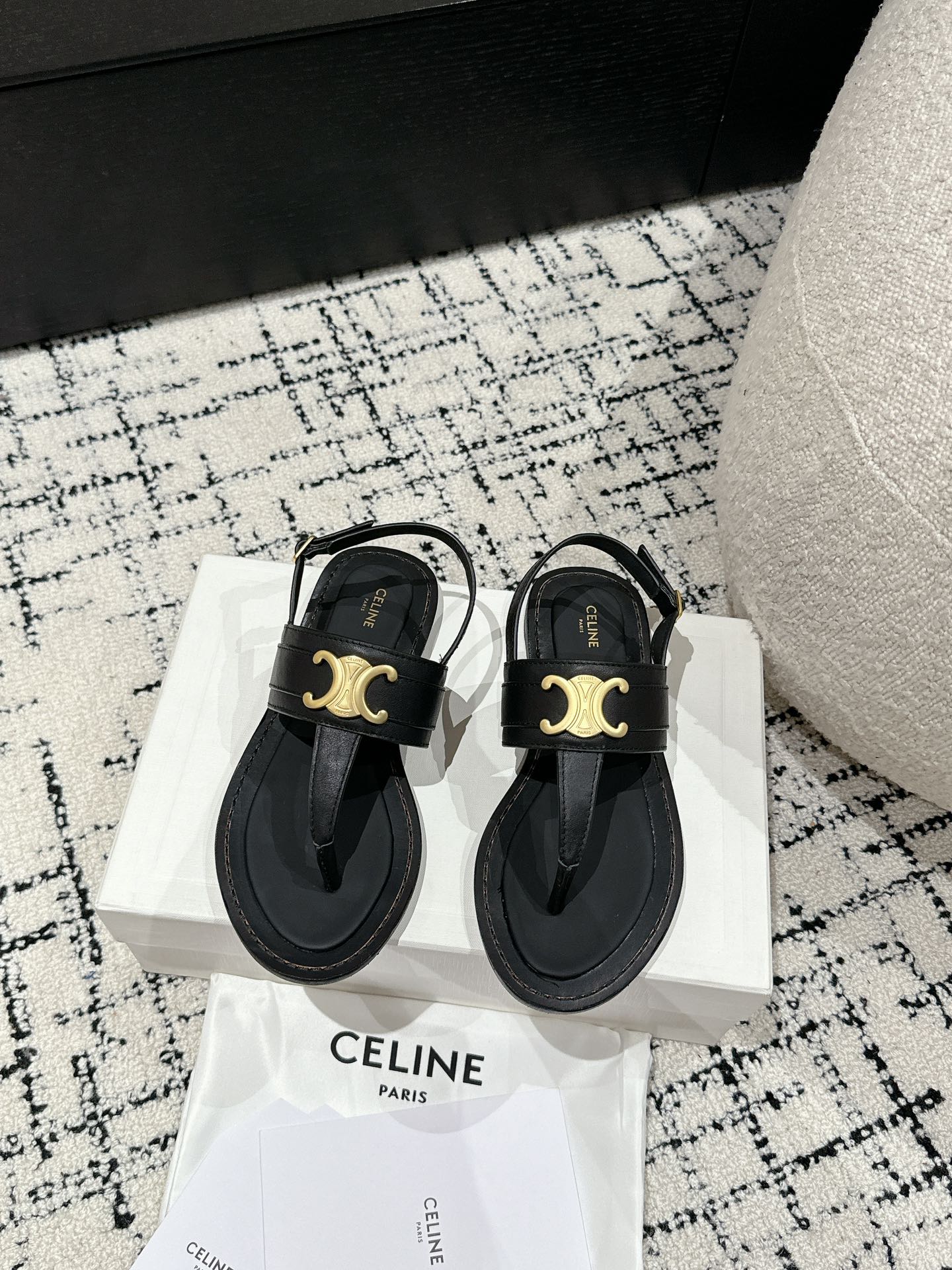 THONG SANDAL IN BLACK CALFSKIN