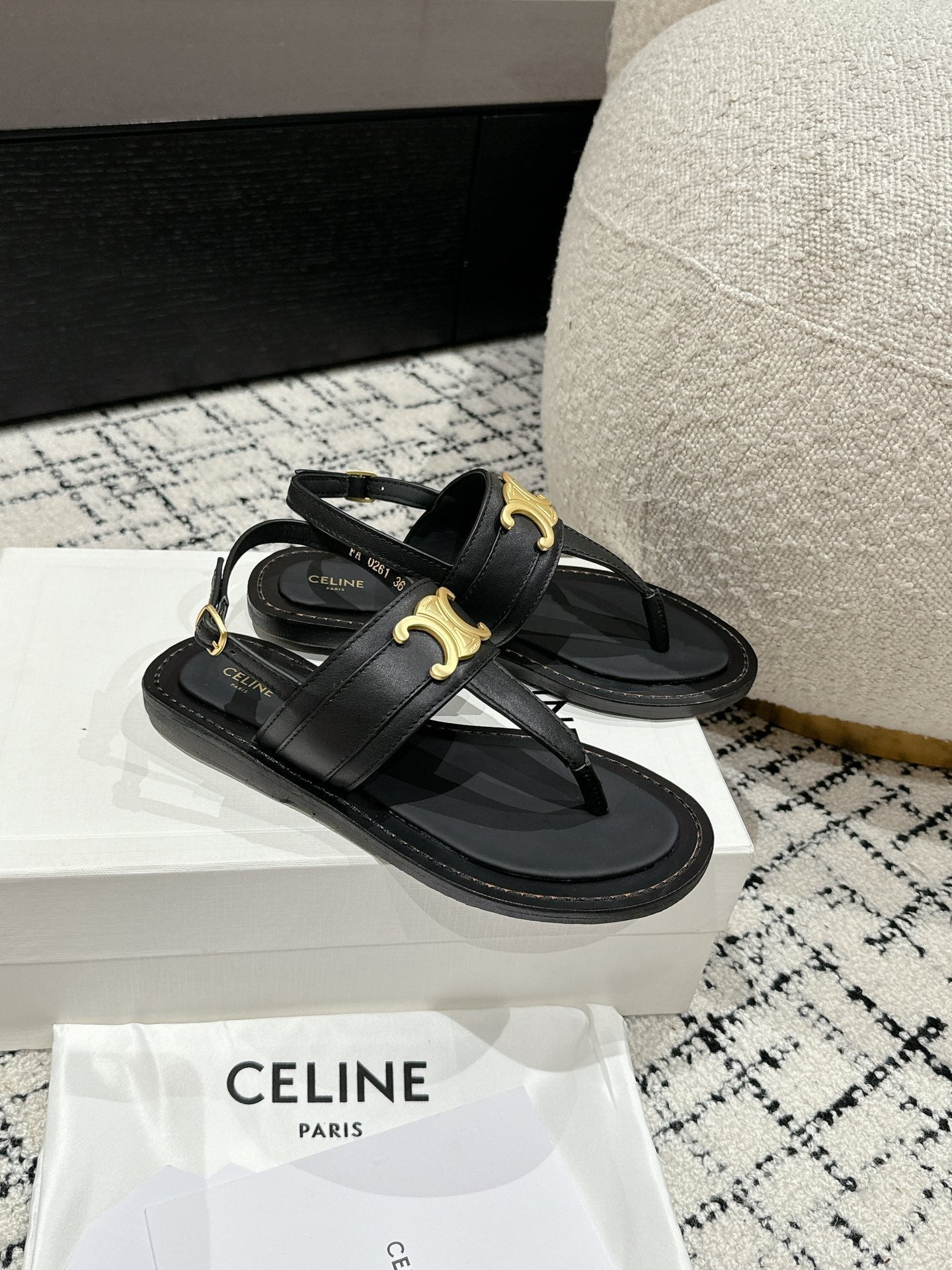 THONG SANDAL IN BLACK CALFSKIN