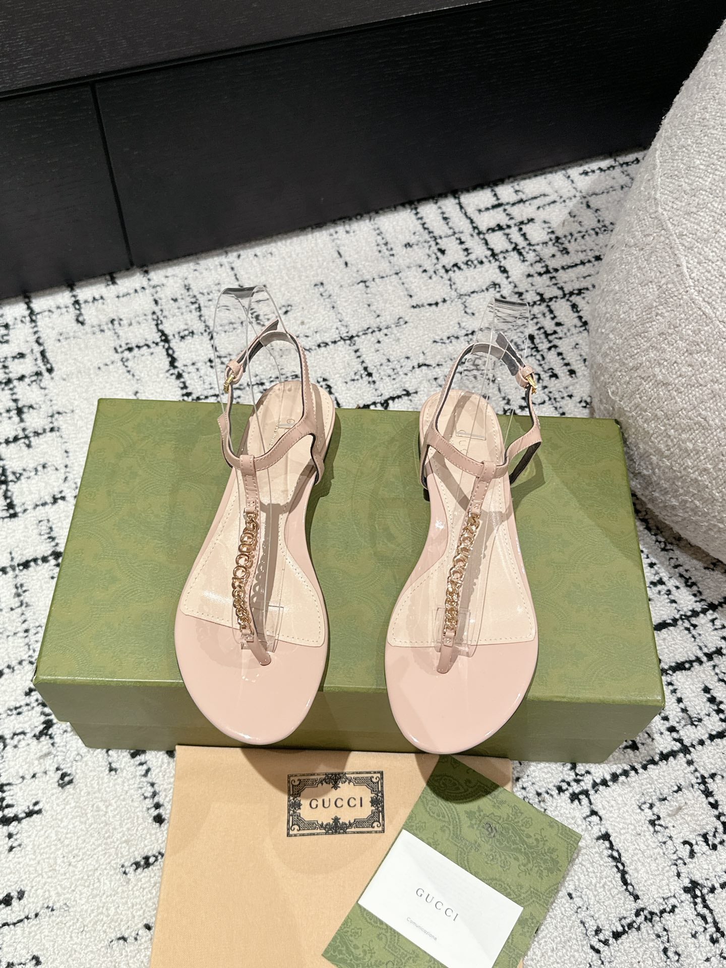 THONG SANDAL IN ALMOND BEIGE CALFSKIN