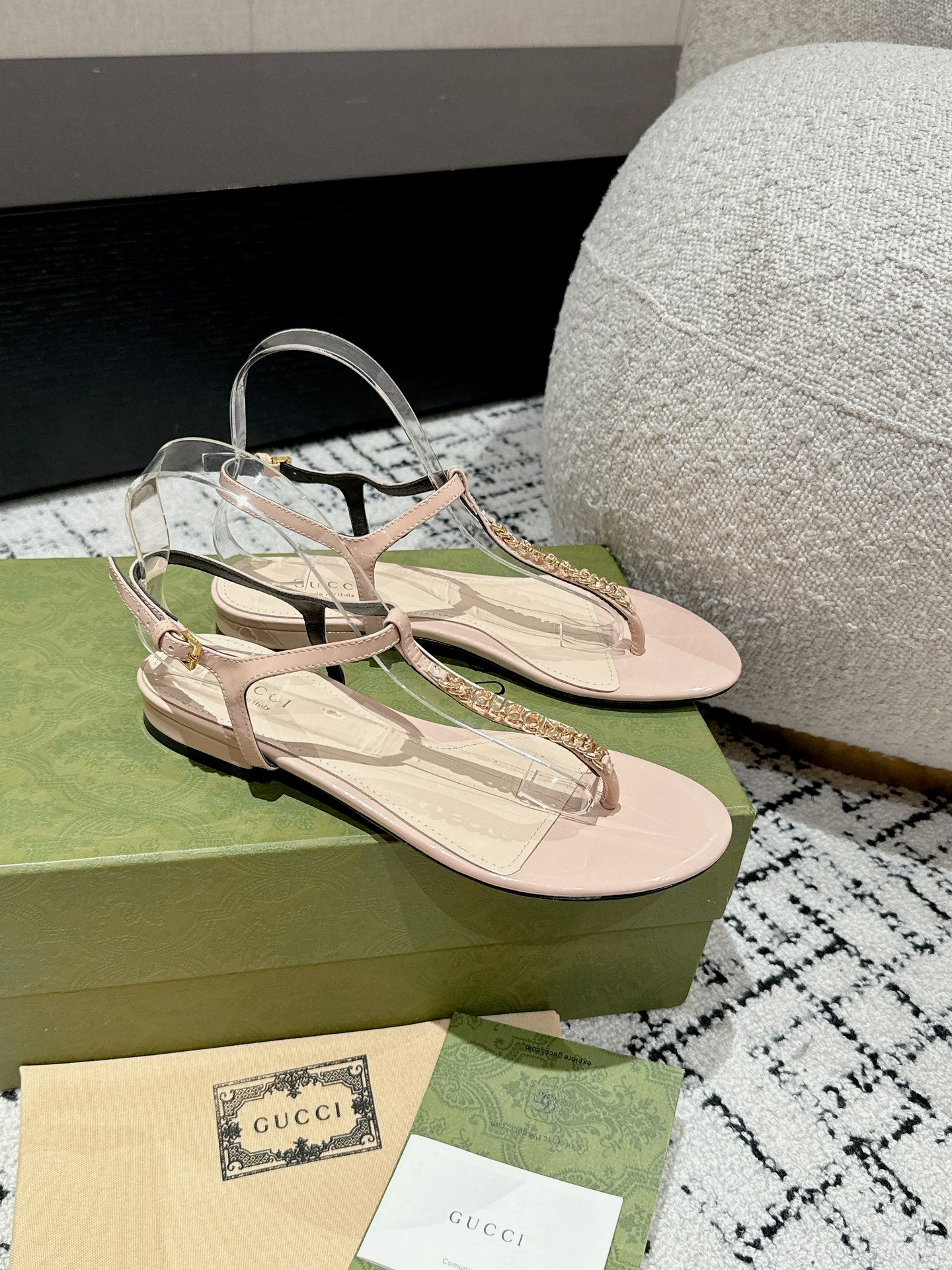 THONG SANDAL IN ALMOND BEIGE CALFSKIN