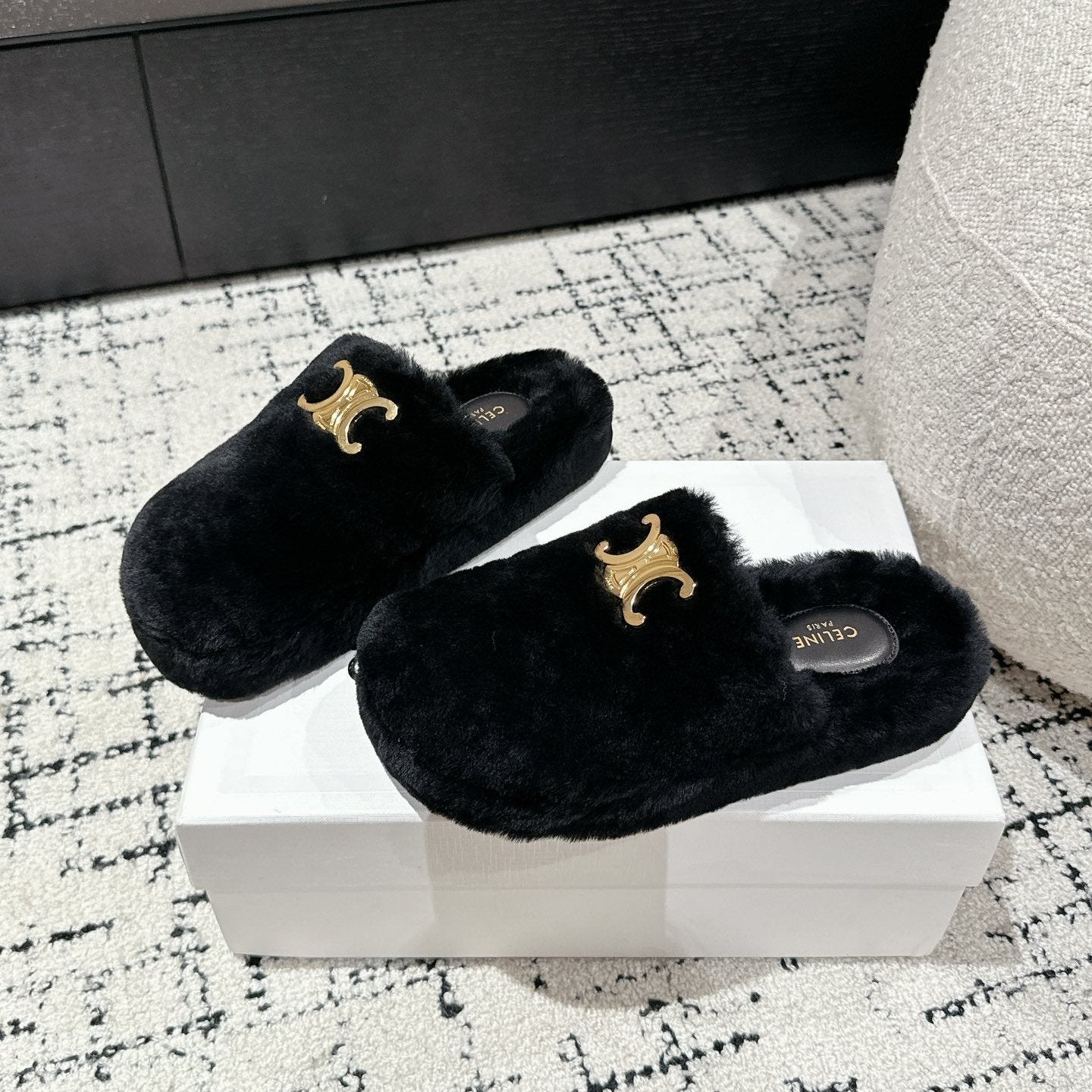 SLIPPER IN BLACK SHEARLING