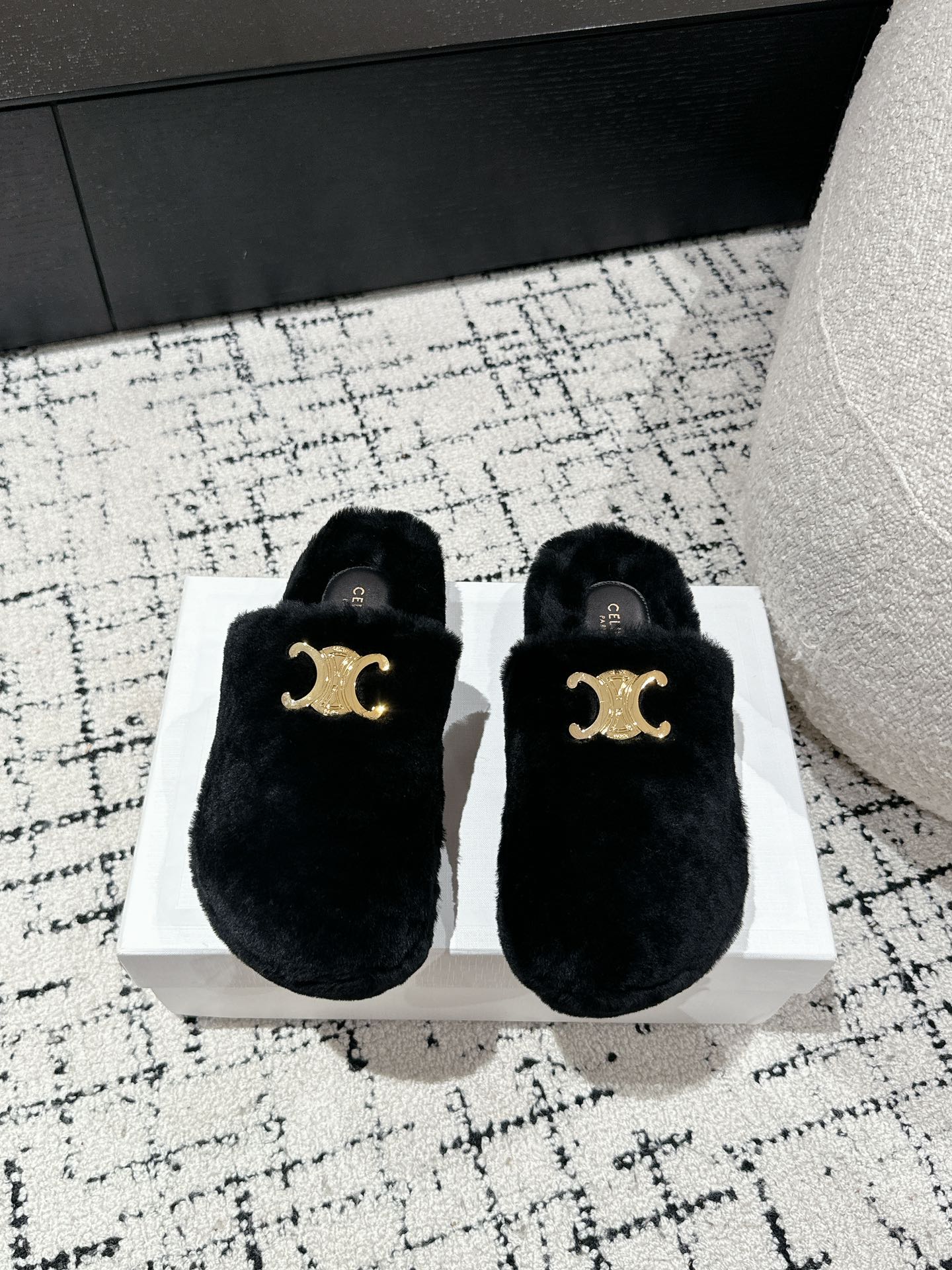 SLIPPER IN BLACK SHEARLING