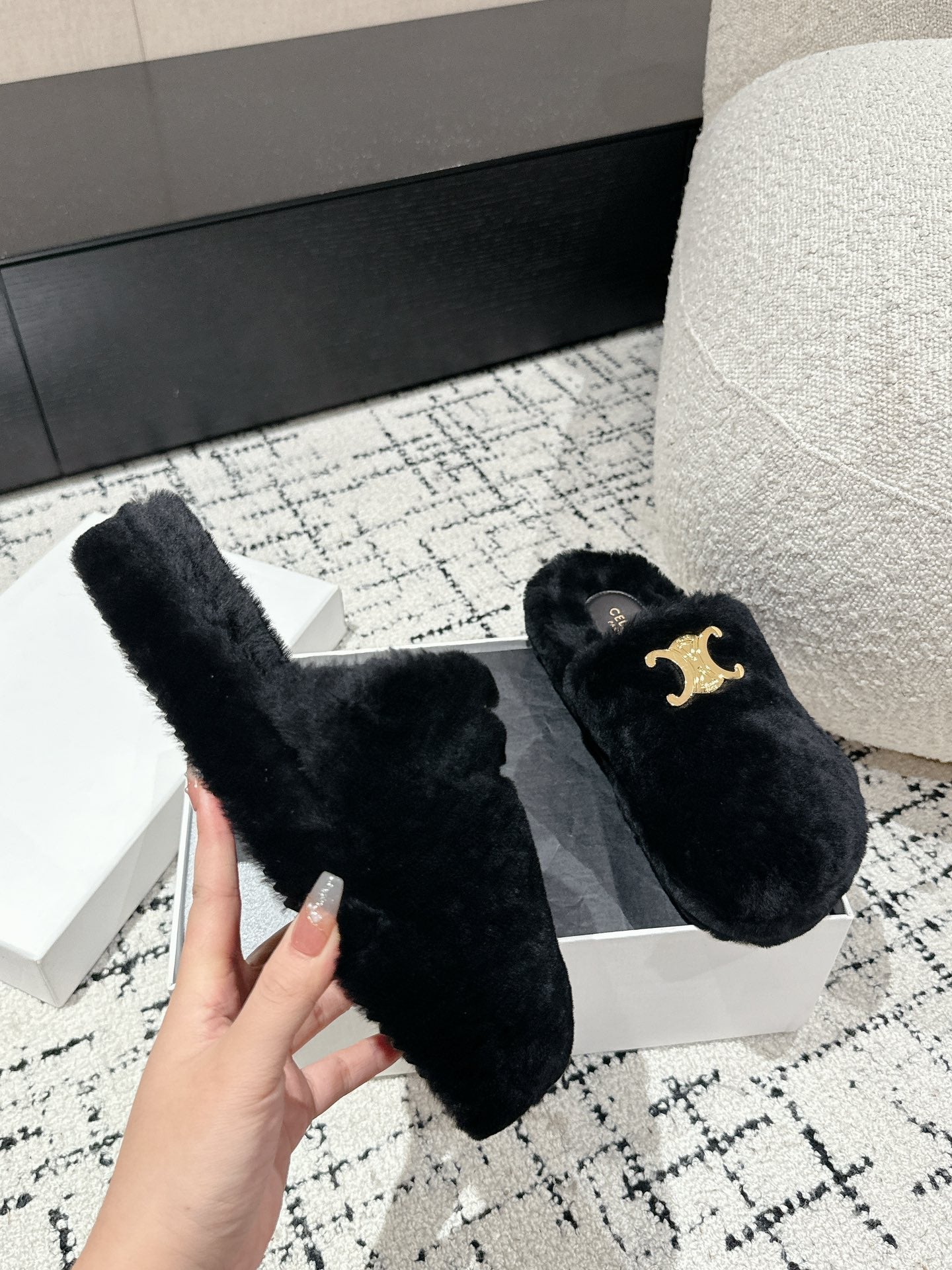 SLIPPER IN BLACK SHEARLING