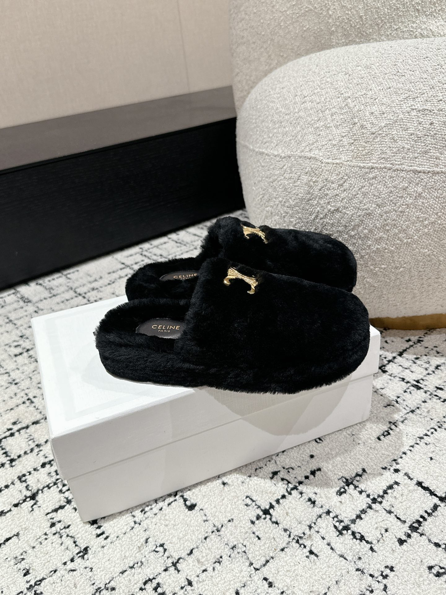 SLIPPER IN BLACK SHEARLING