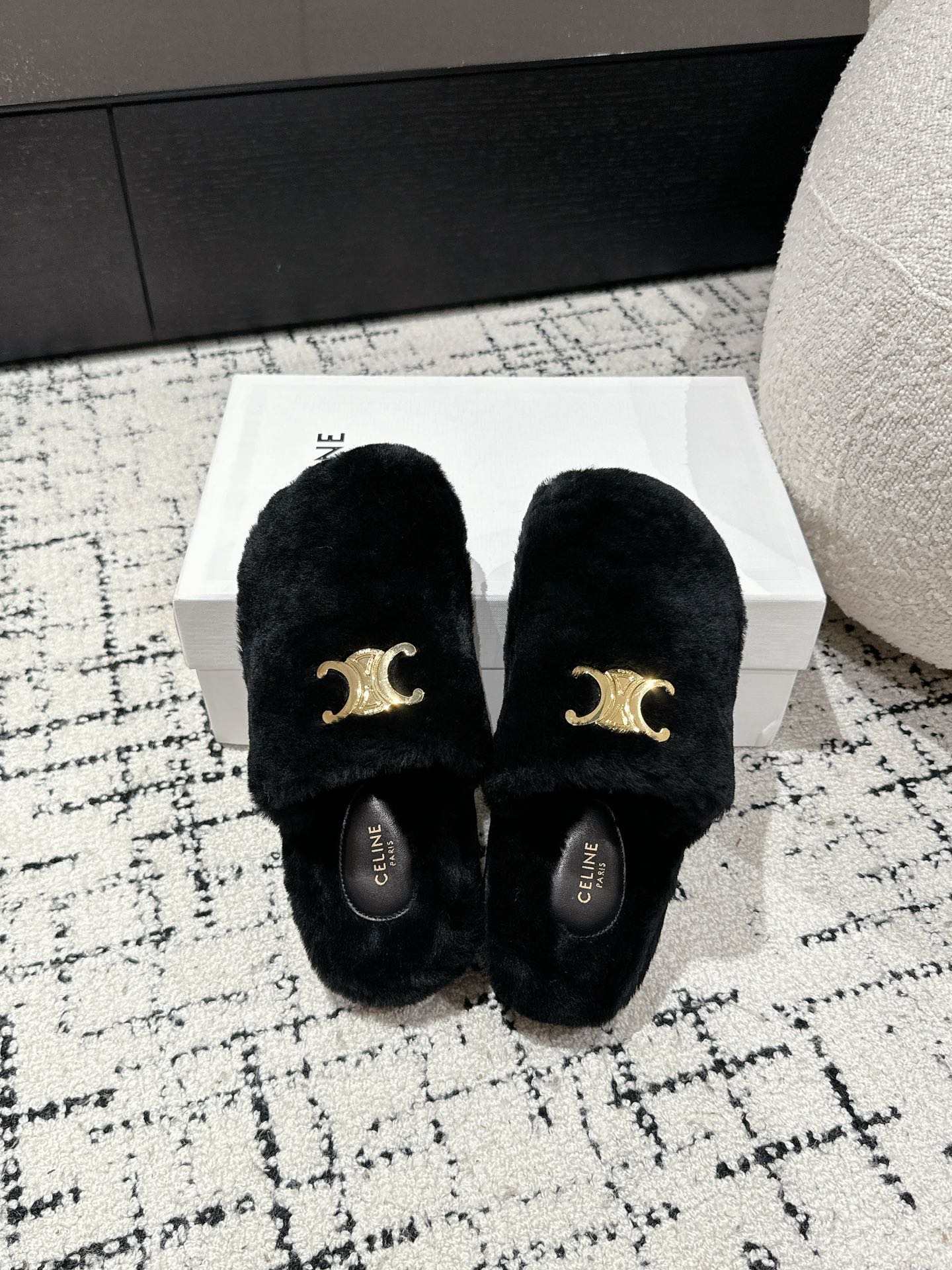 SLIPPER IN BLACK SHEARLING