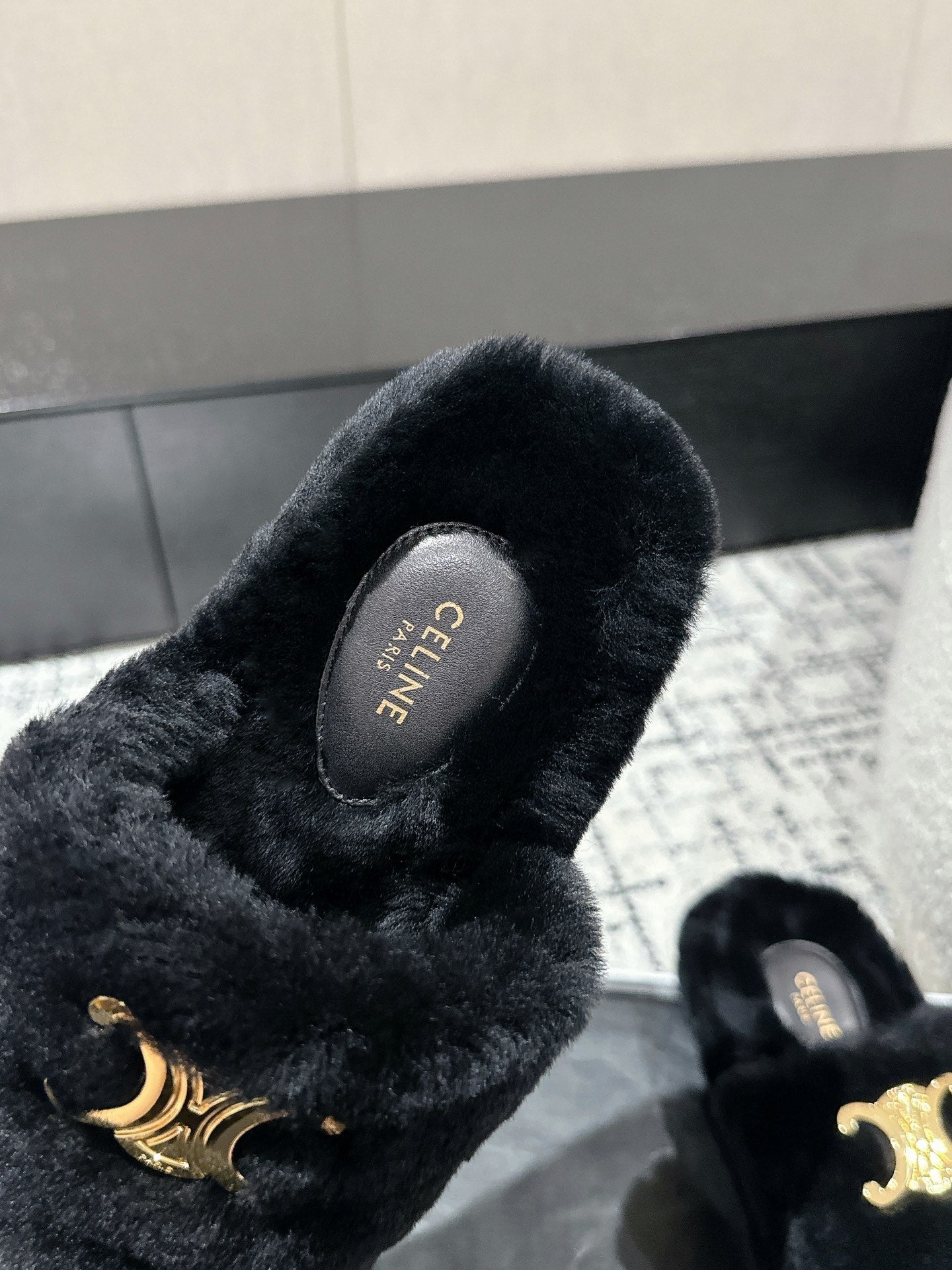 SLIPPER IN BLACK SHEARLING