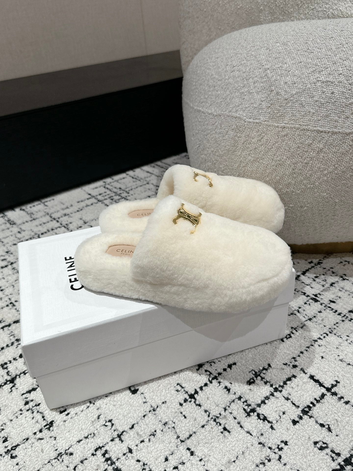 SLIPPER IN WHITE SHEARLING