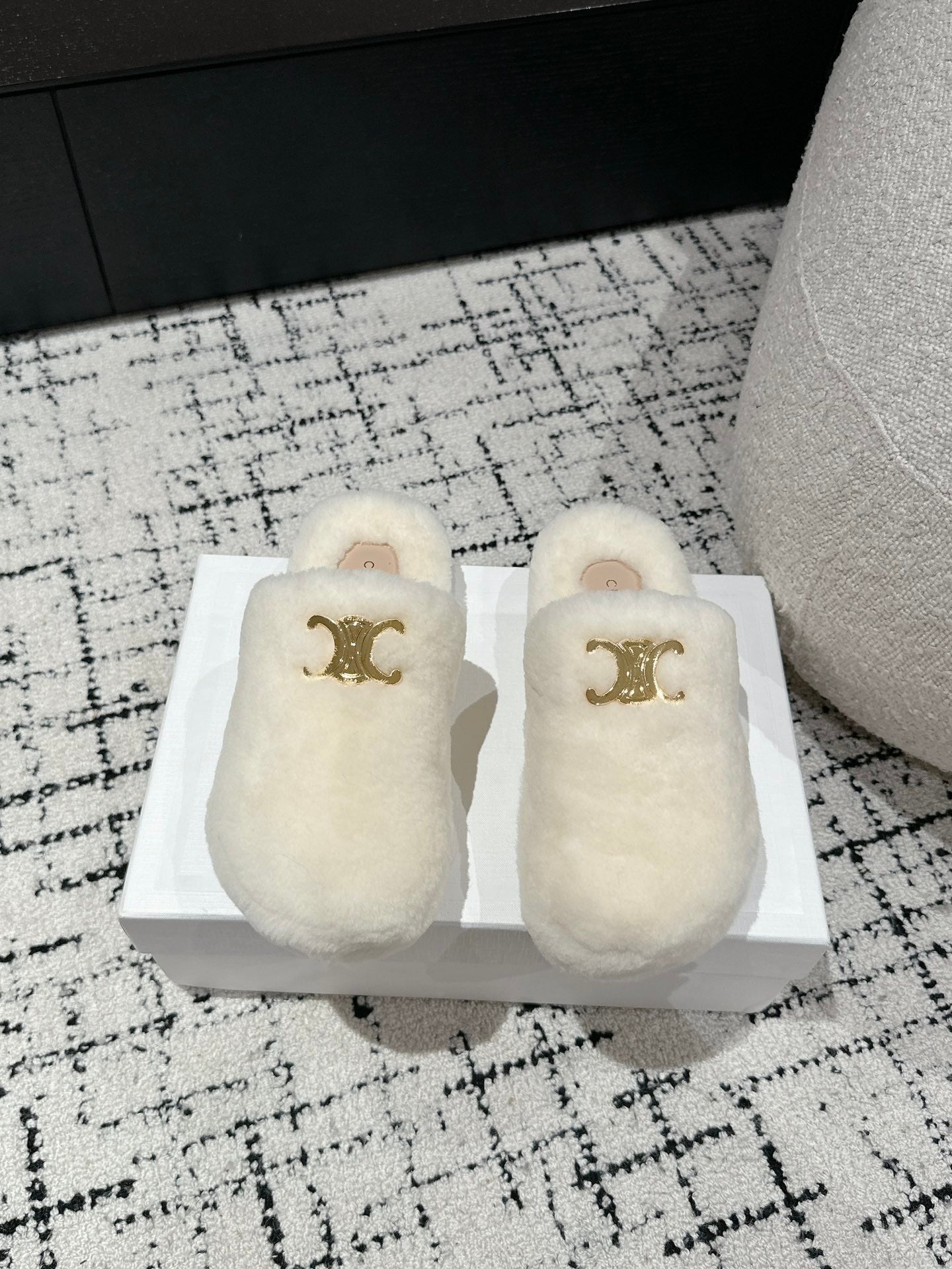 SLIPPER IN WHITE SHEARLING