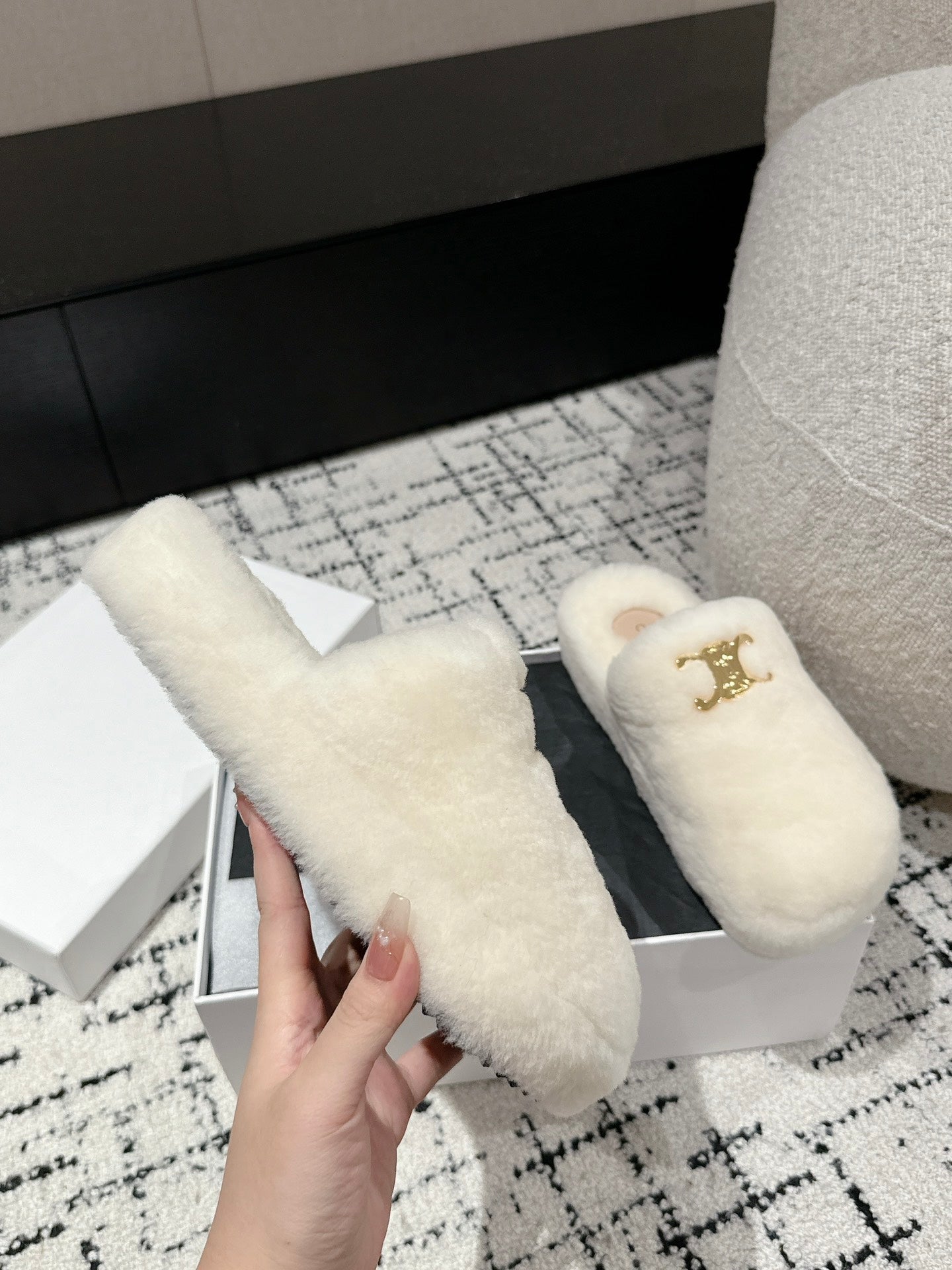 SLIPPER IN WHITE SHEARLING