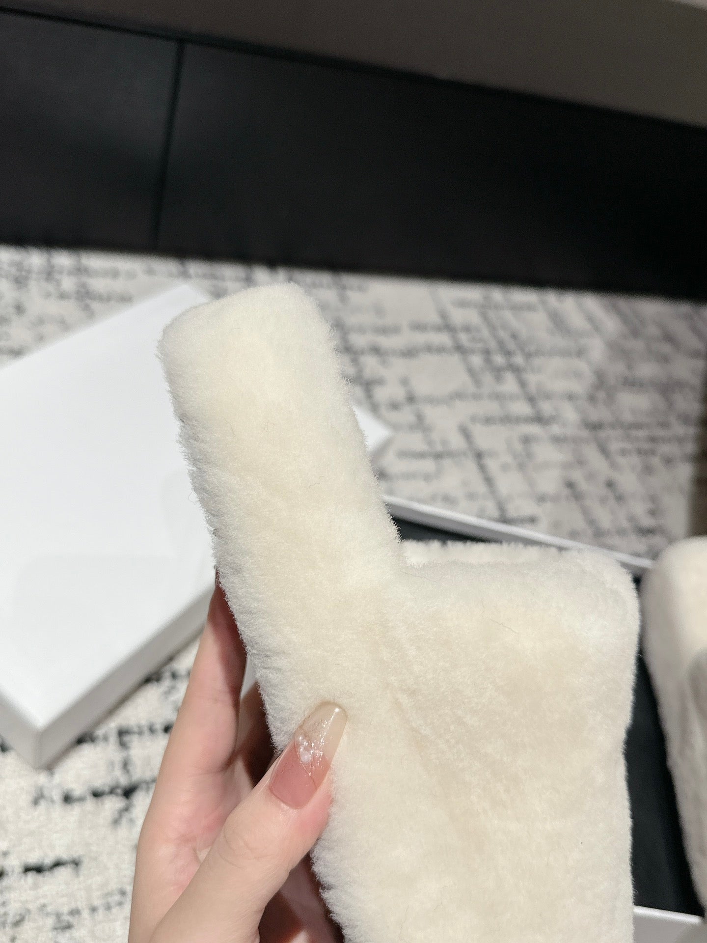 SLIPPER IN WHITE SHEARLING