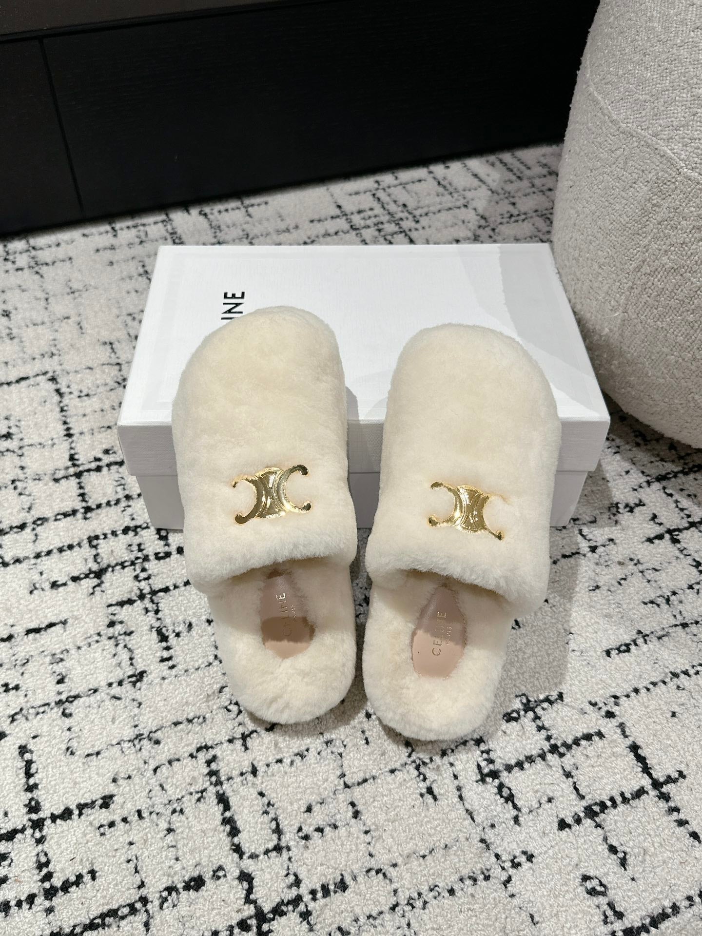 SLIPPER IN WHITE SHEARLING