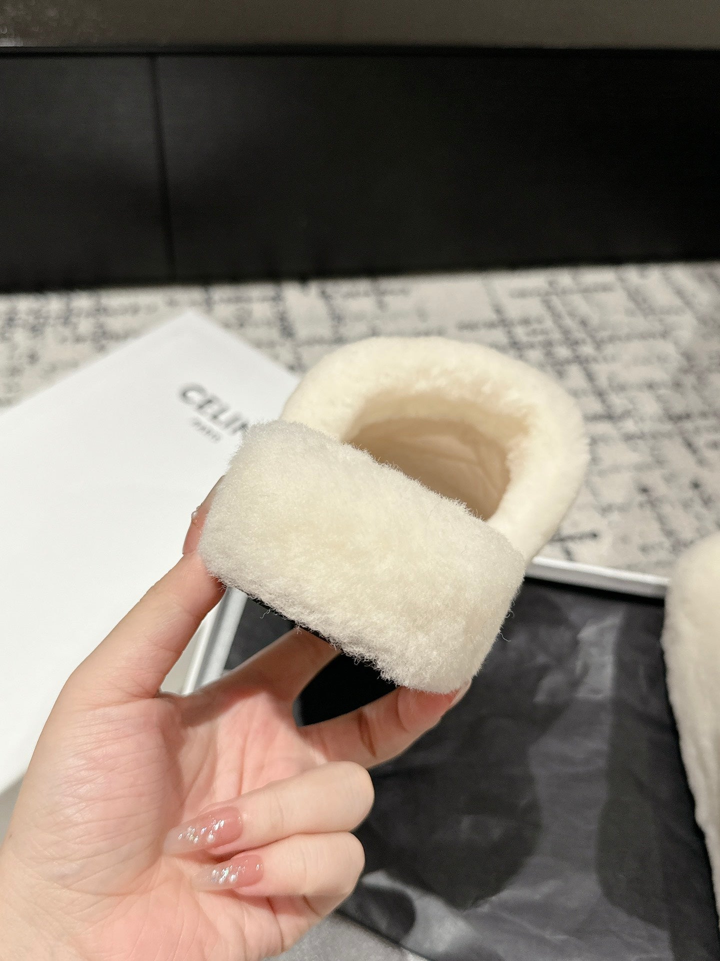 SLIPPER IN WHITE SHEARLING