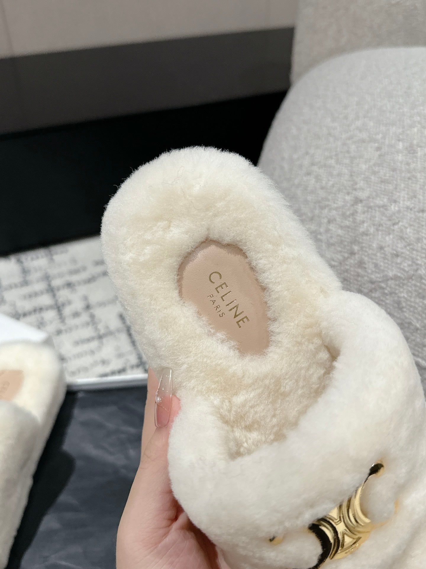 SLIPPER IN WHITE SHEARLING