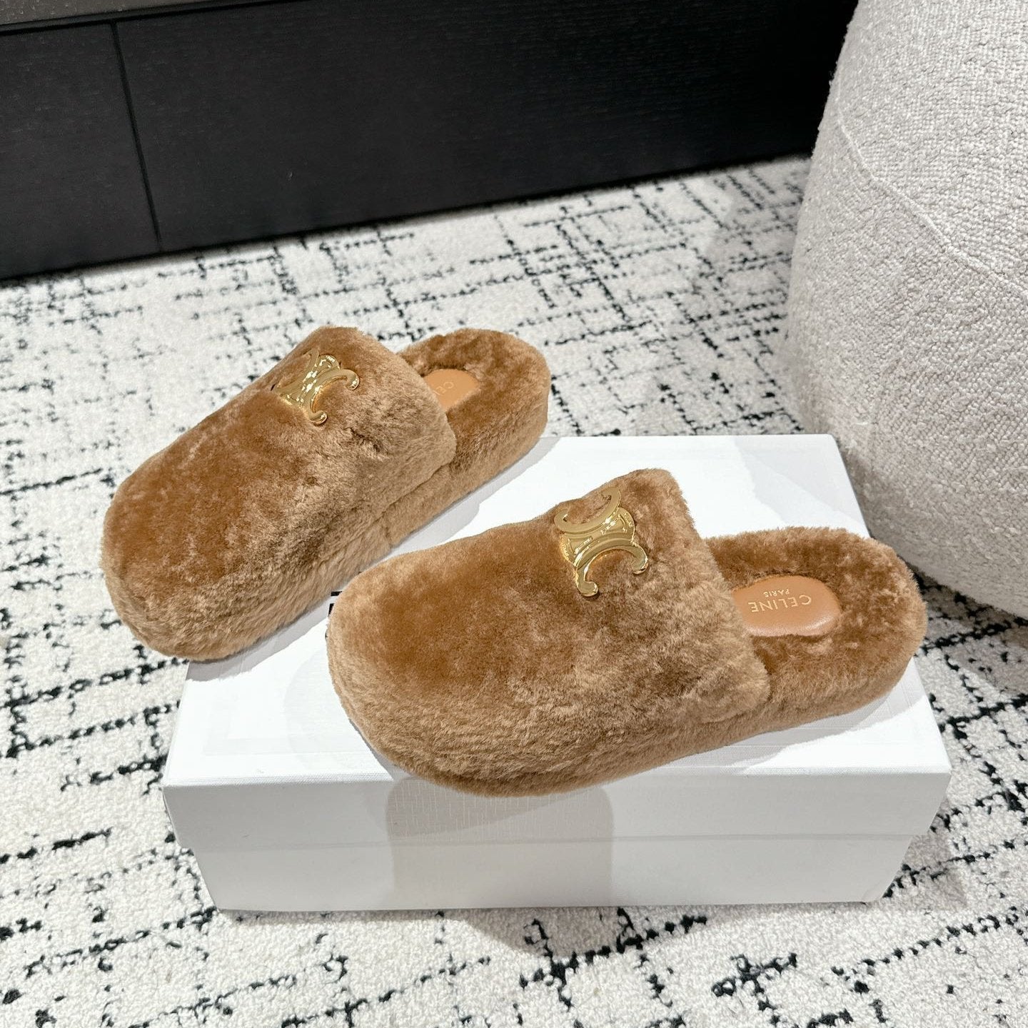 SLIPPER IN CAMEL BROWN SHEARLING