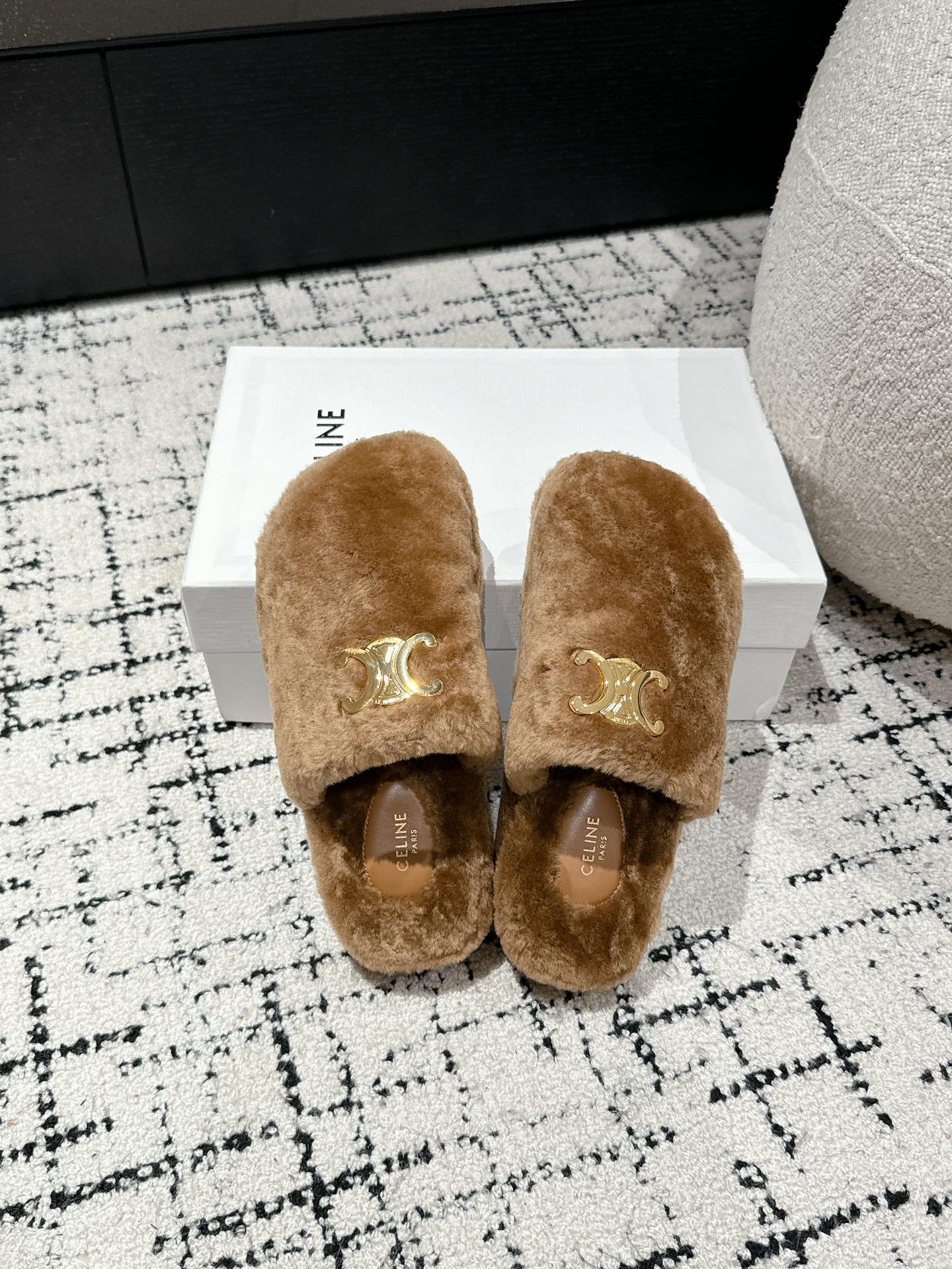 SLIPPER IN CAMEL BROWN SHEARLING