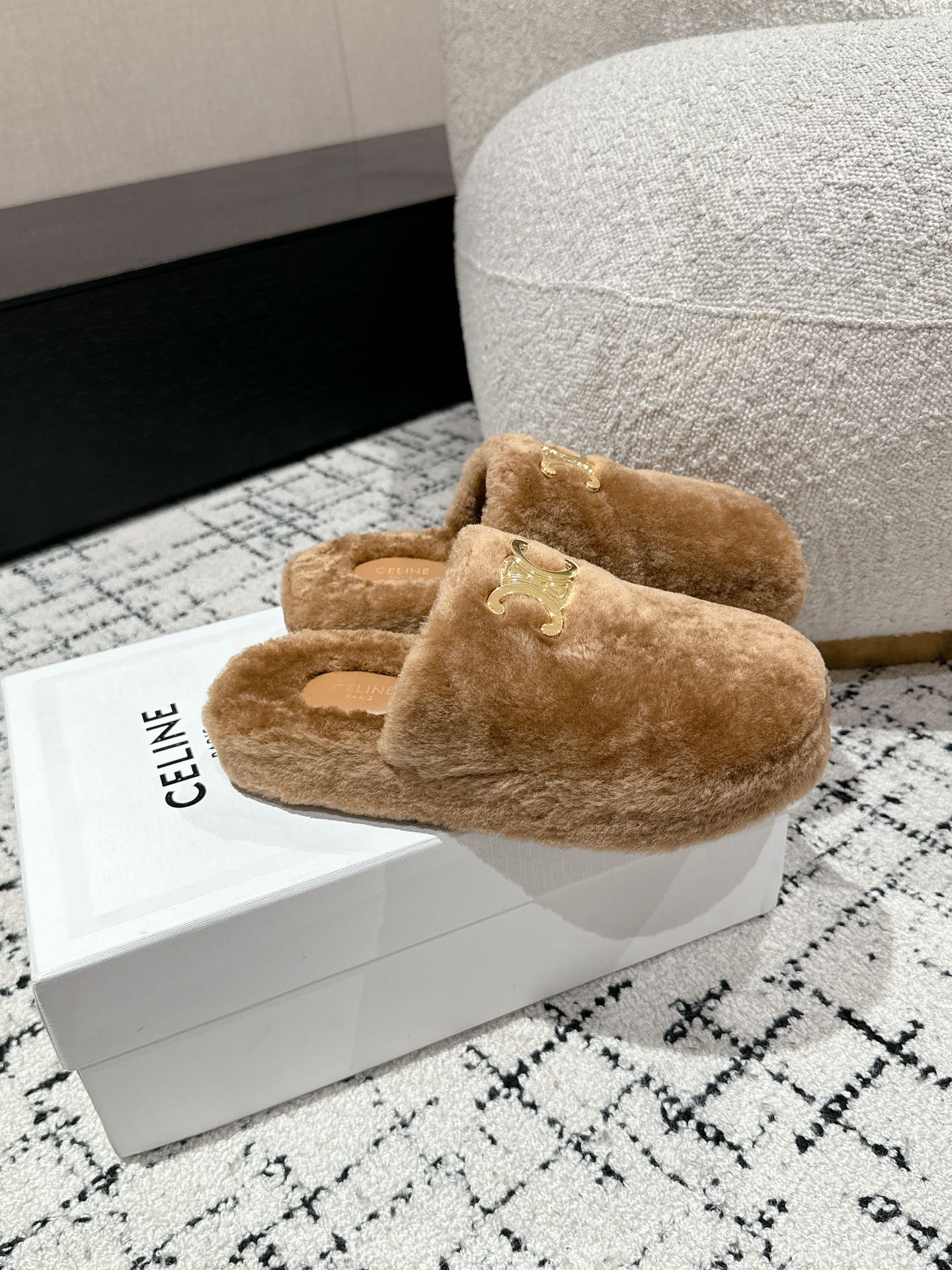 SLIPPER IN CAMEL BROWN SHEARLING