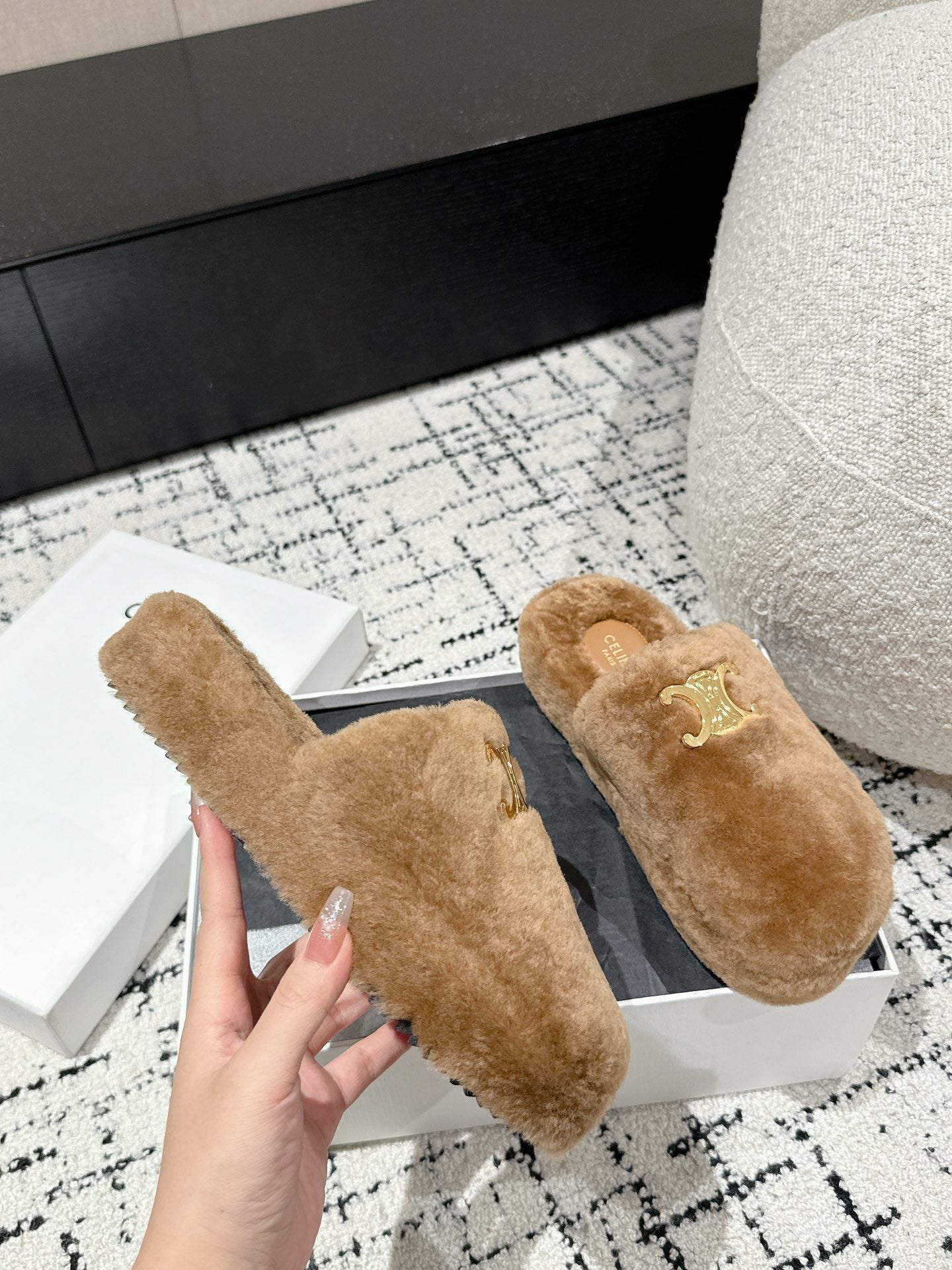 SLIPPER IN CAMEL BROWN SHEARLING