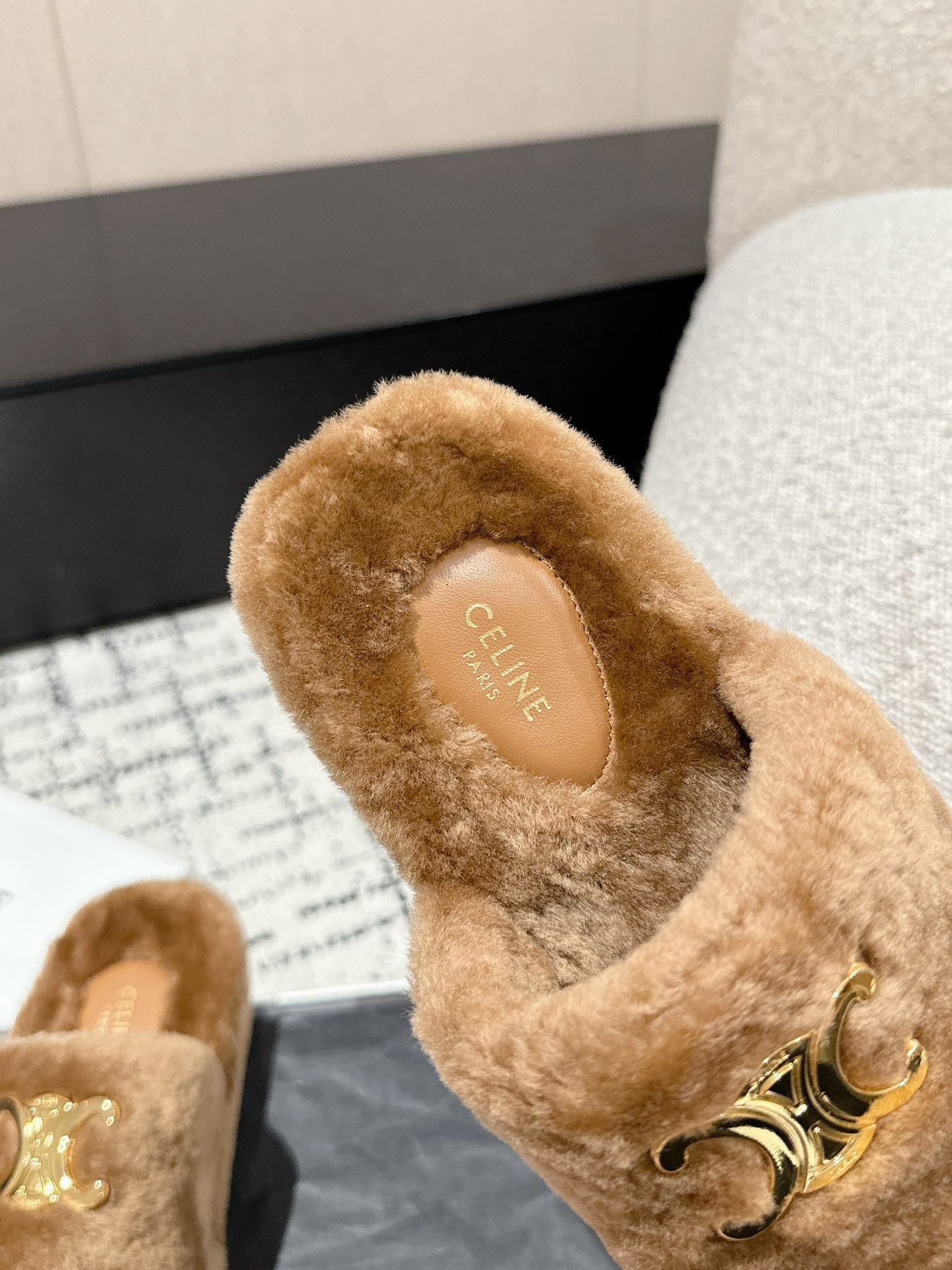 SLIPPER IN CAMEL BROWN SHEARLING