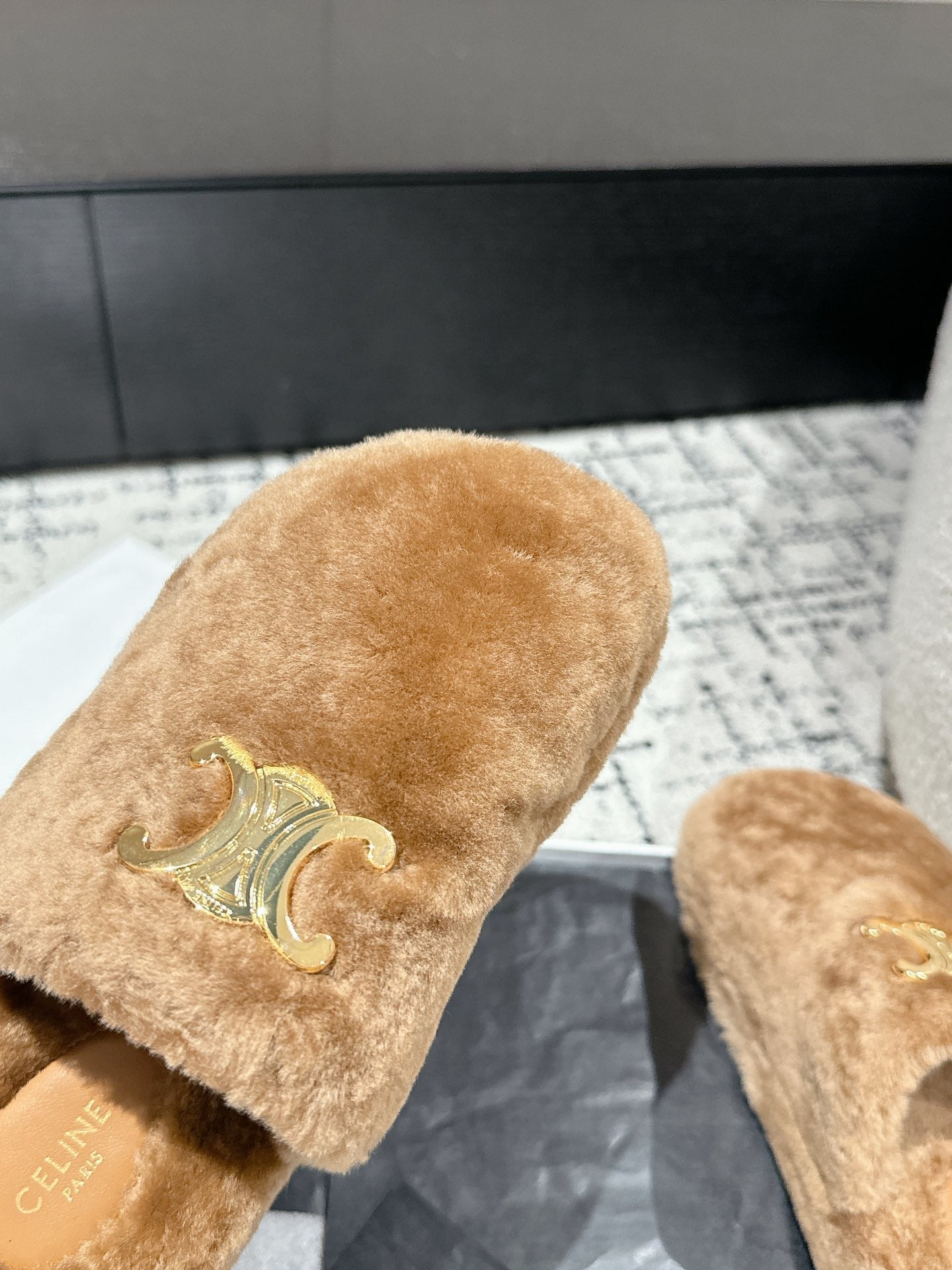 SLIPPER IN CAMEL BROWN SHEARLING