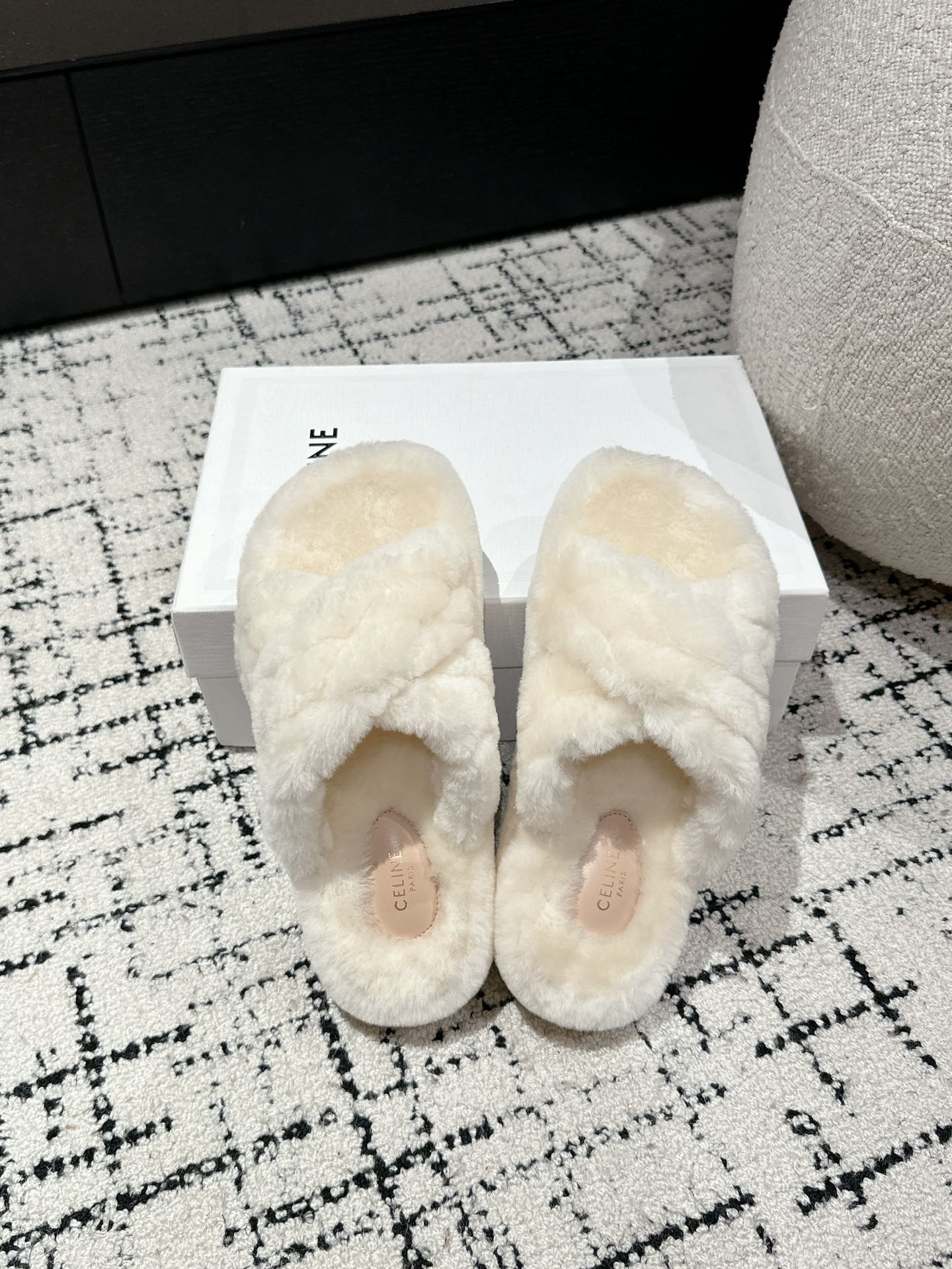 CROSS STRAP SLIPPER IN WHITE SHEARLING