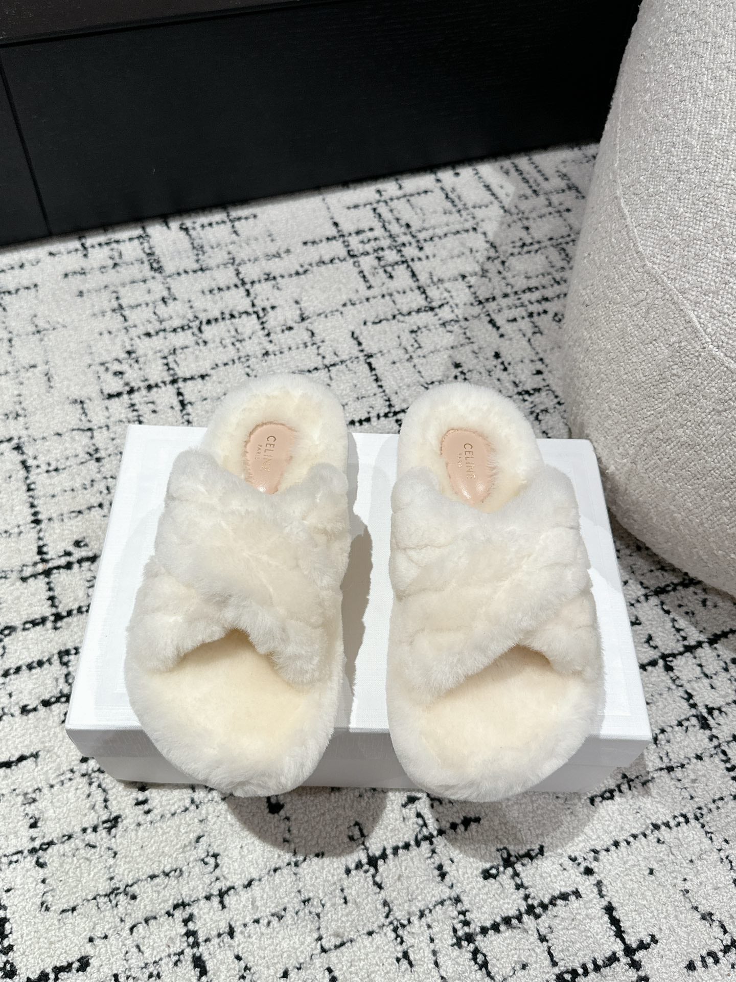 CROSS STRAP SLIPPER IN WHITE SHEARLING