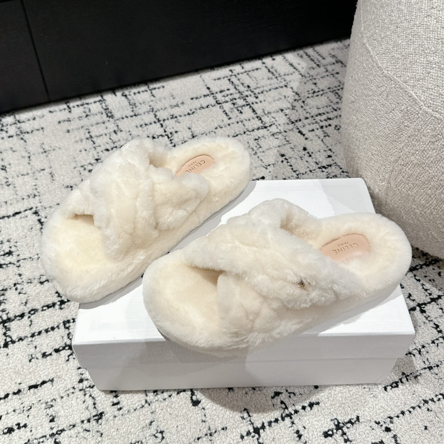 CROSS STRAP SLIPPER IN WHITE SHEARLING