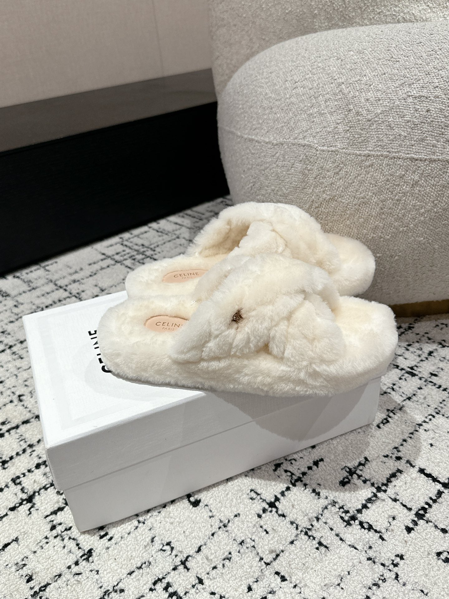 CROSS STRAP SLIPPER IN WHITE SHEARLING