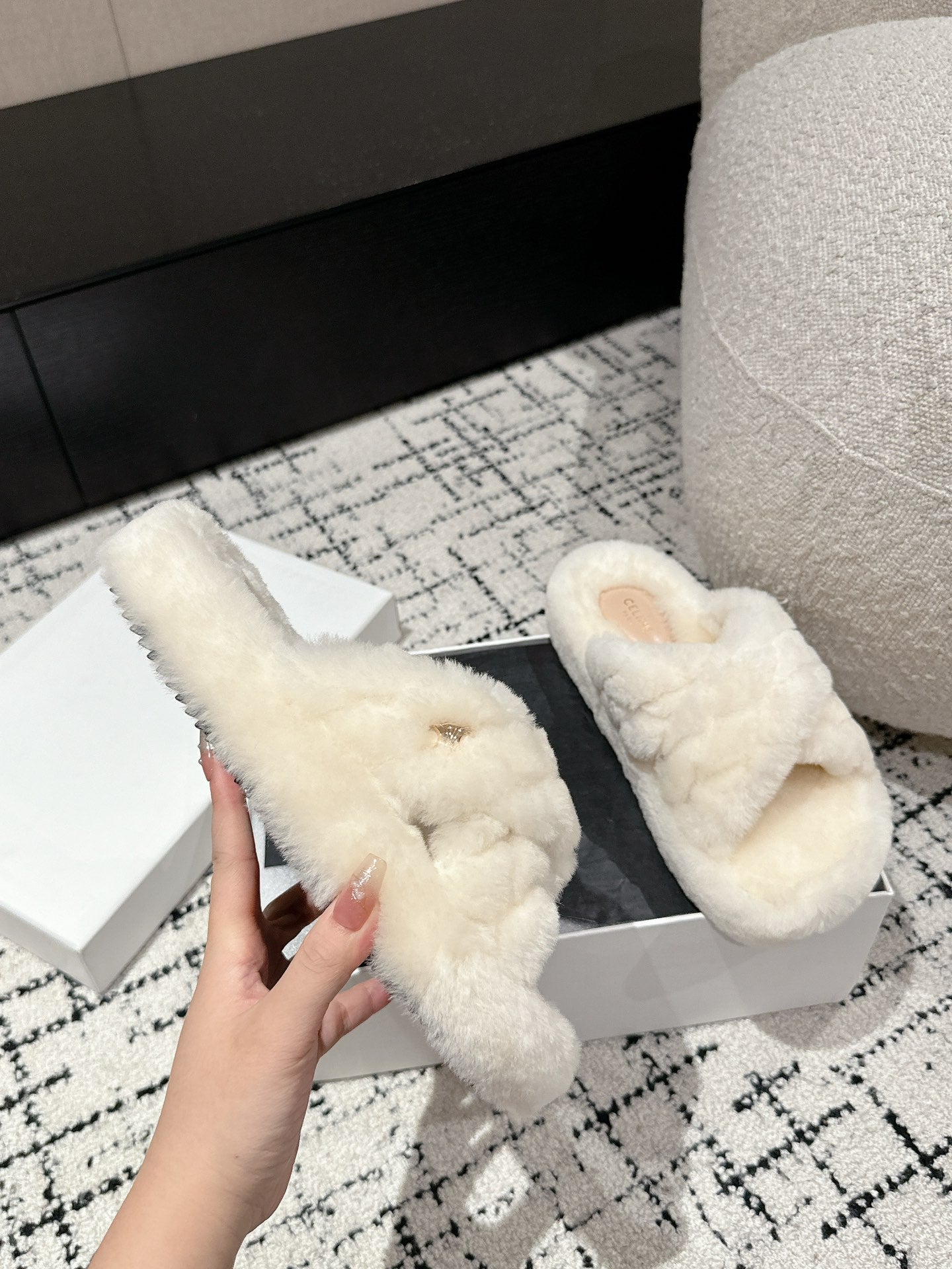 CROSS STRAP SLIPPER IN WHITE SHEARLING