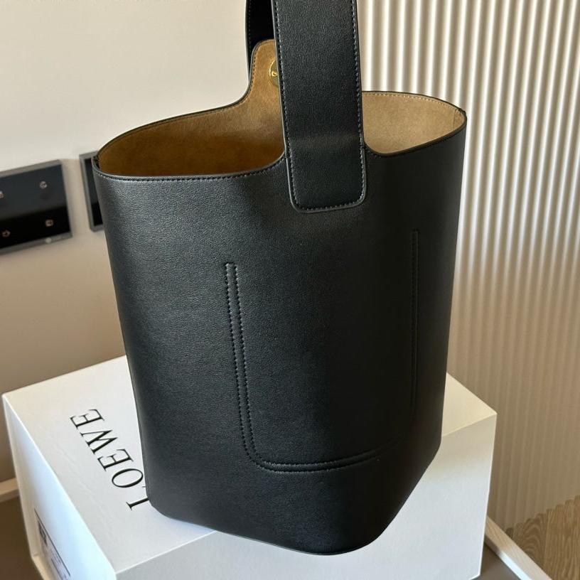 LOE MEDIUM 25 PEBBLE BUCKET IN BLACK MELLOW CALFSKIN