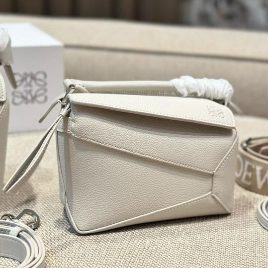 LOE MEDIUM 24 PUZZLE BAG IN WHITE GRAINED CALFSKIN