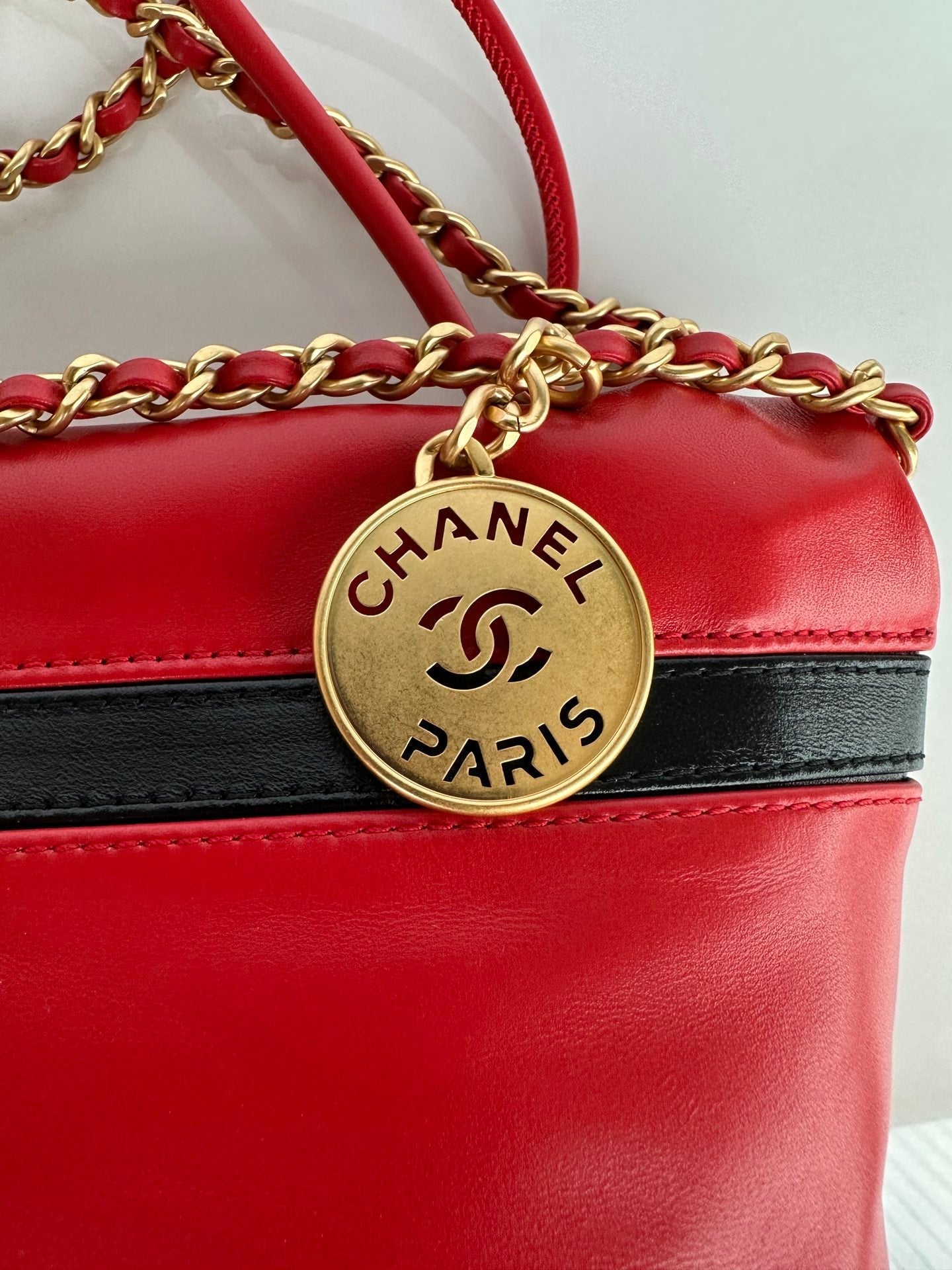 cc 22 hobo red black calfskin gold hardware