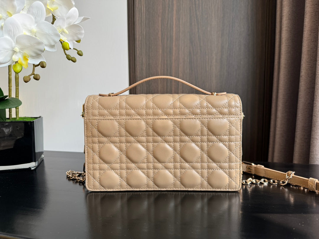 MISS CD 24CM BEIGE LAMBSKIN