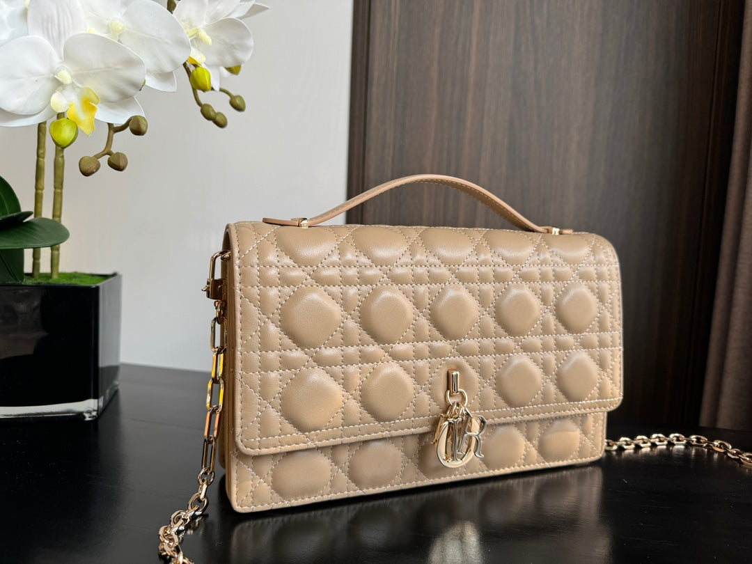 MISS CD 24CM BEIGE LAMBSKIN