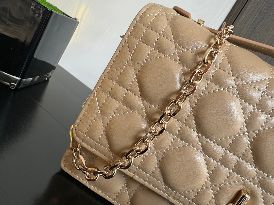 MISS CD 24CM BEIGE LAMBSKIN